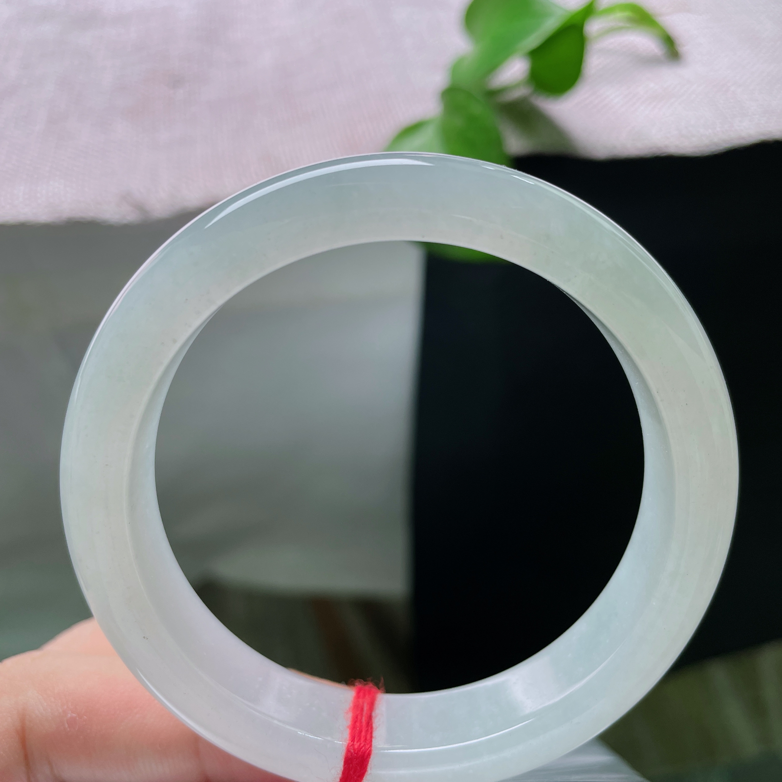 55.9/12.2/8.2，白月光正圈，完美，种老细腻，通体清透莹白，水光柔和澄澈，以纯粹玉质诠释素