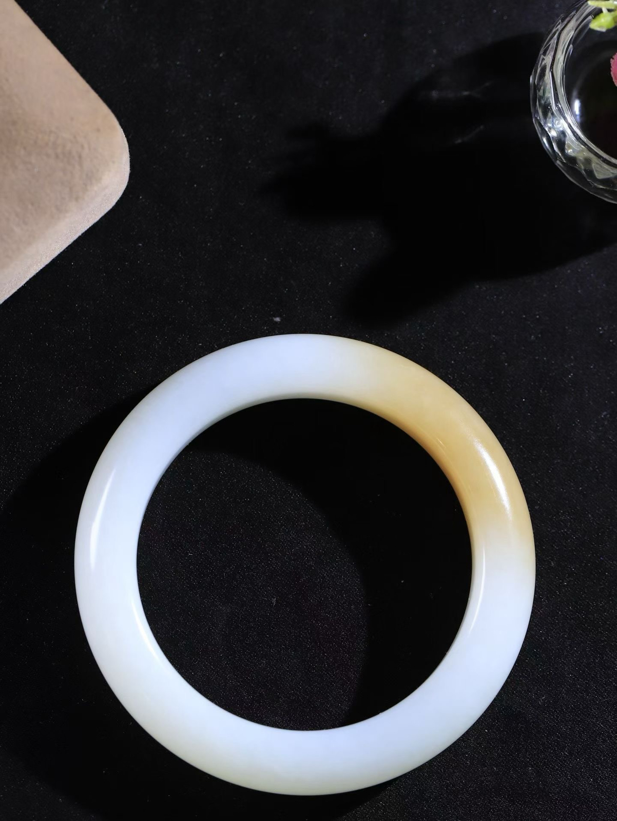 （温柔雅致.手镯）

精品️和田玉糖白玉手镯。镯型饱满，温润细腻，脂润沁香。️执一卷书，沏一盏茶，着一袭裙，戴一只镯。淡淡浅笺，素心若兰，静赏玉中诗画。悠悠岁月，芊手轻摘，盛满诗样芳华。重75.3克   内径56.5mm 尺寸14.2-10.6mm   FDA-99502721