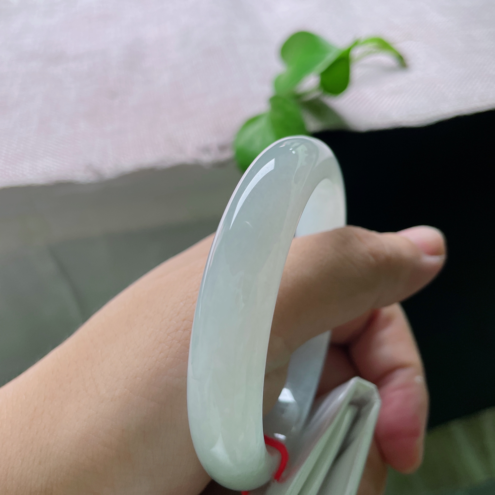 55.9/12.2/8.2，白月光正圈，完美，种老细腻，通体清透莹白，水光柔和澄澈，以纯粹玉质诠释素雅温润之美。ss48076a..