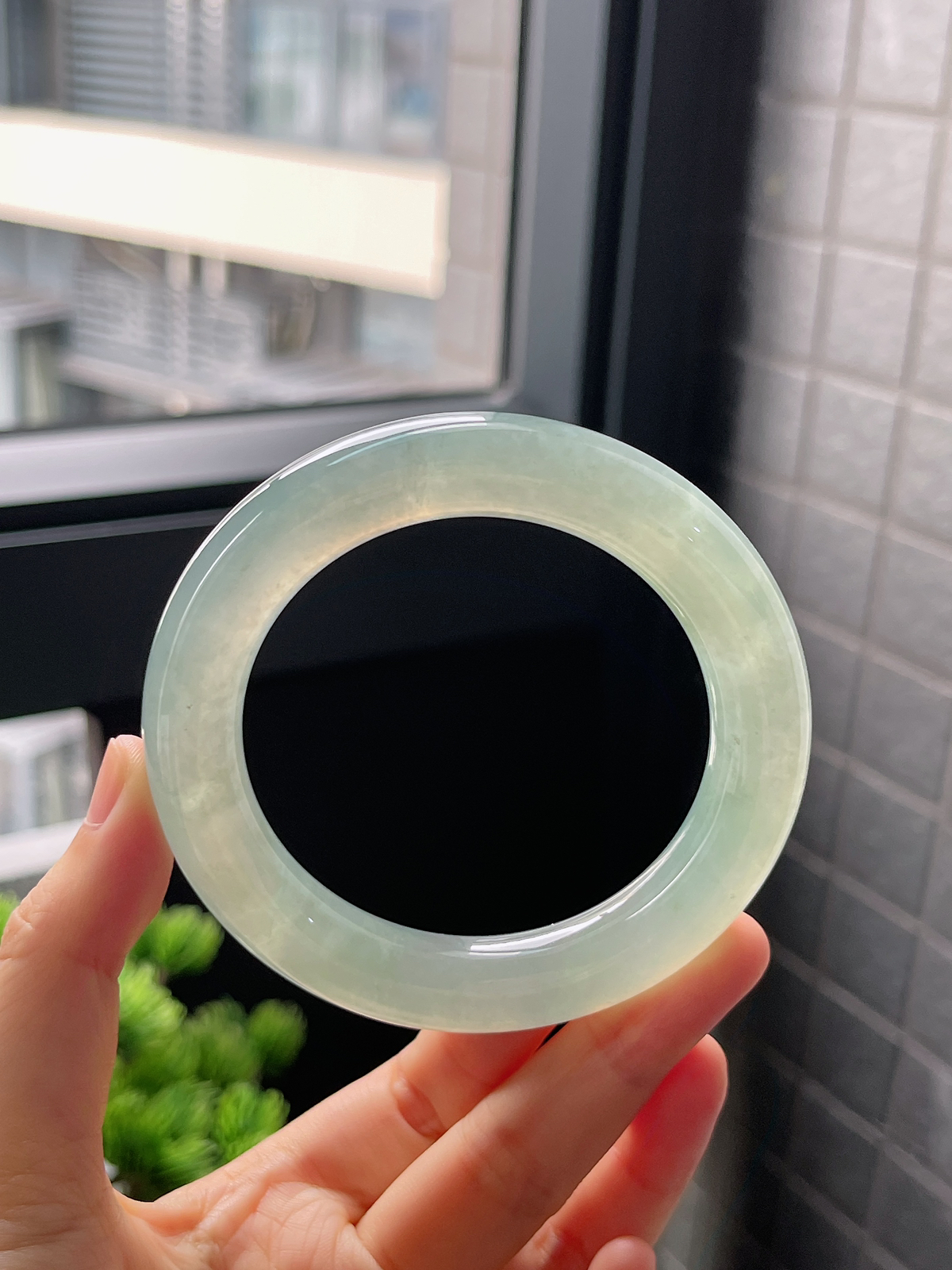 圈口56.3，冰糯浅绿色翡翠圆条手镯