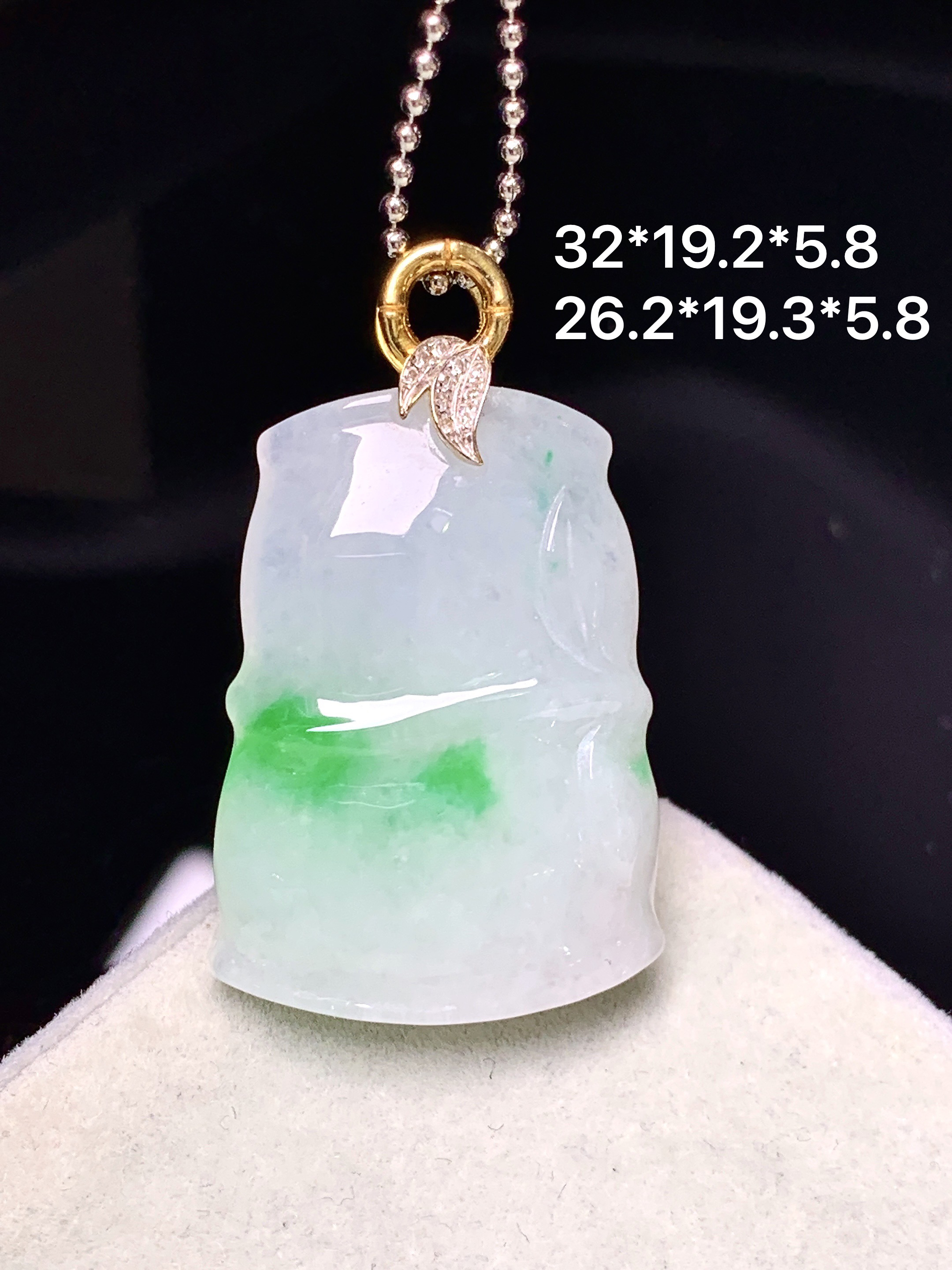18k金镶嵌飘绿竹节吊坠 玉质细腻 色泽艳丽清新 整体尺寸32*19.2*5.8 b1