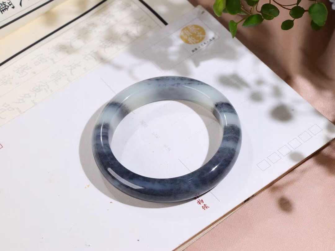【籽.水墨青花】

品质第一 信誉至上️新疆和田青花籽料手镯，墨白相间 玉质细腻油润 ，手感上佳。