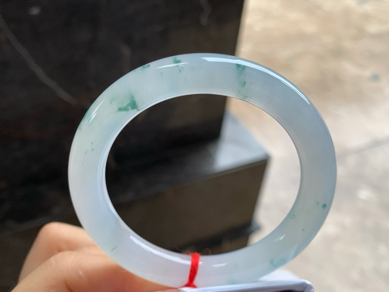 54-10
冰种飘花圆条手镯^_^种水好  飘花点缀