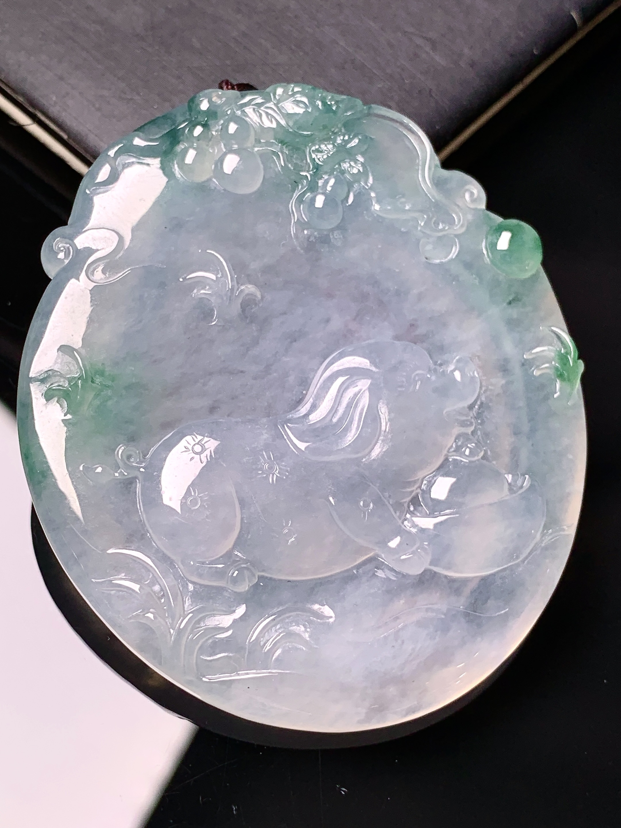 飘绿生肖猪吊坠 玉质细腻 色泽艳丽清新 整体尺寸53*45.7*5.5 b2
