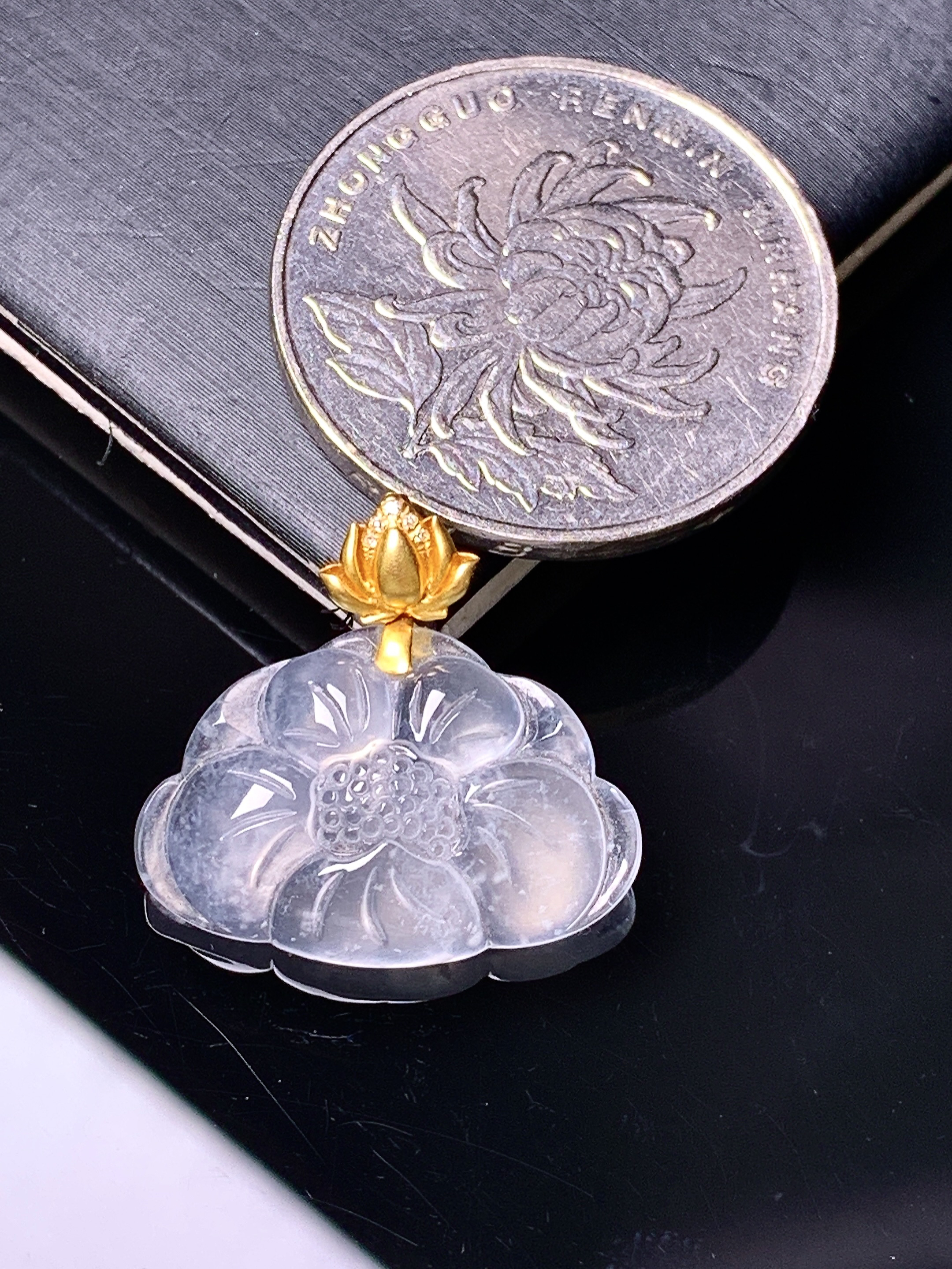 18k金镶嵌冰种莲花吊坠 玉质细腻 色泽艳丽清新 整体尺寸19.6*21*4 d4
