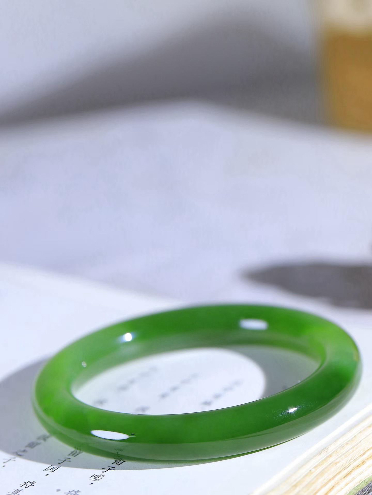 【碧波流转·手镯】

精品️和田玉碧玉圆条手镯，玉质细腻温润，手感舒适，️线条流畅，简约大气，美自天成，佩戴于腕间，婉约之美，举手投足间透出那份低调奢华，醉人心扉。
重52克 内径圈口56mm尺寸10.5-10.2mm  FDA-13502708