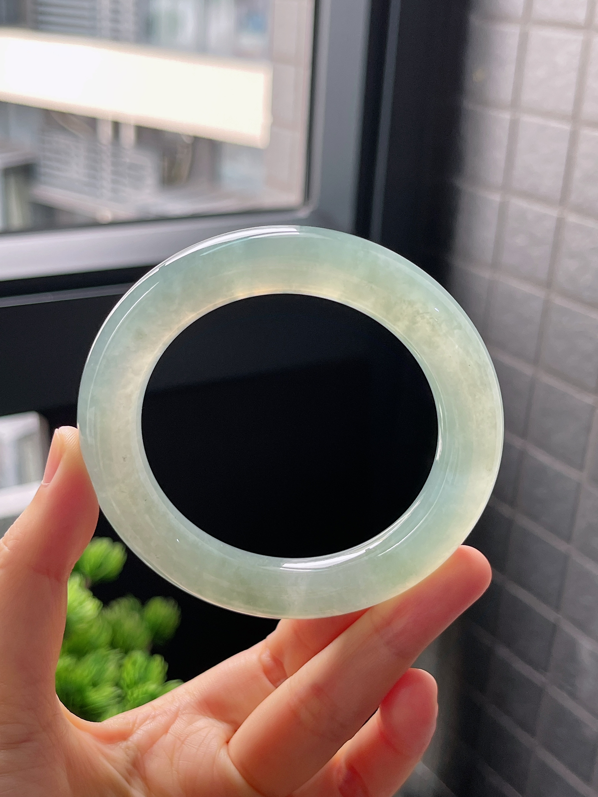圈口56.3，冰糯浅绿色翡翠圆条手镯