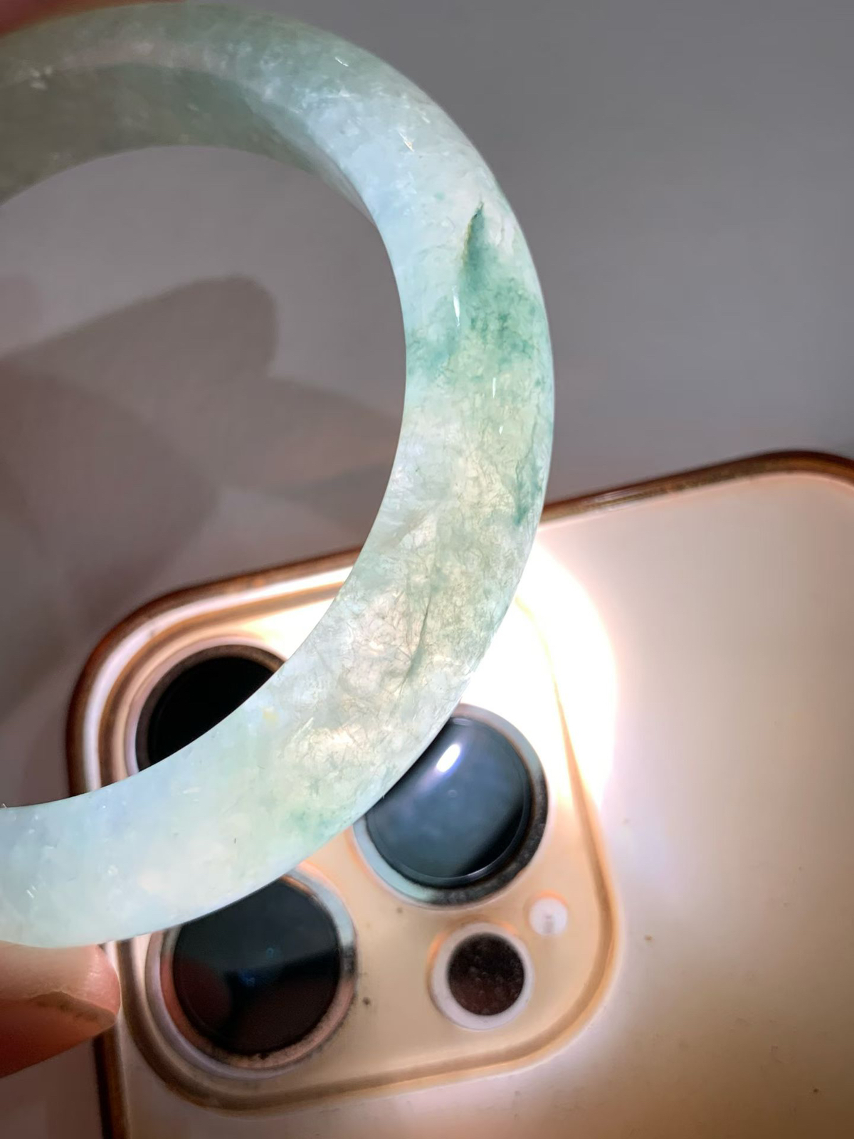 绿水底飘花正圈手镯尺寸54*11.5*8.5 老种通透，水润光泽，整圈绿水底，清透不闷，花色自然，灵动飘逸！