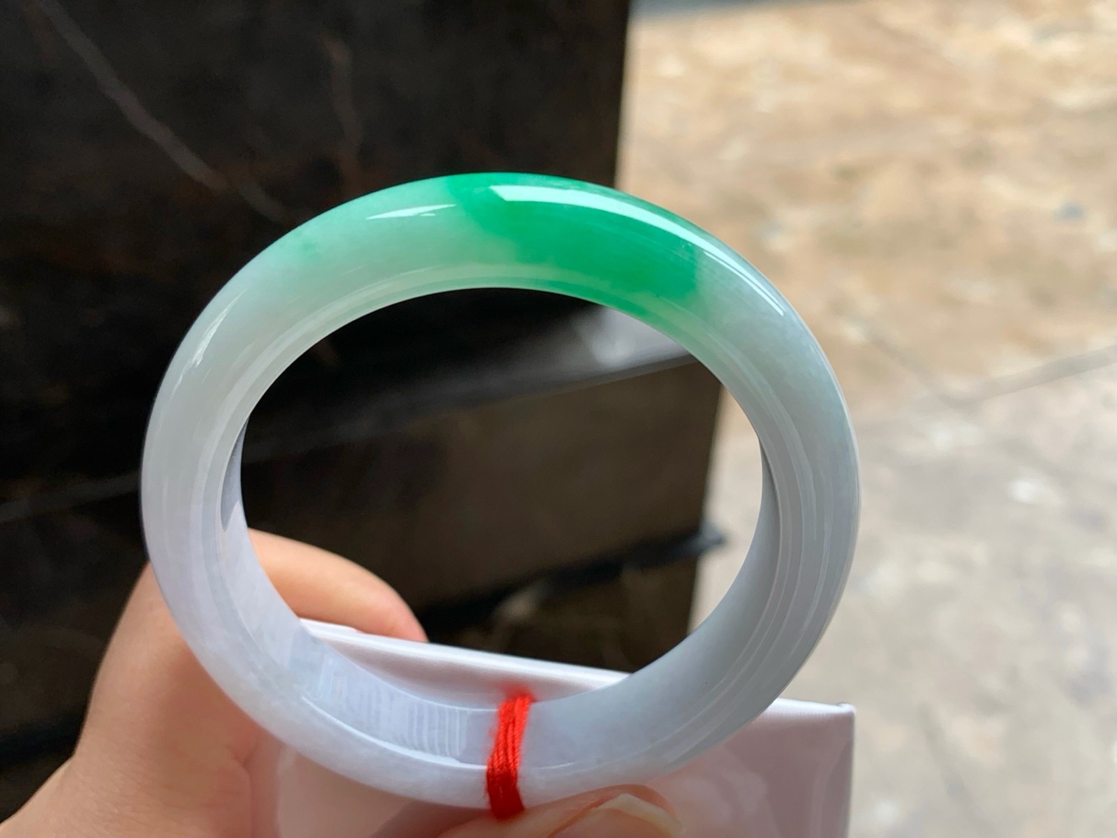 55-12.5-8.9
绿色手镯^_^颜色好看 细腻 白底青