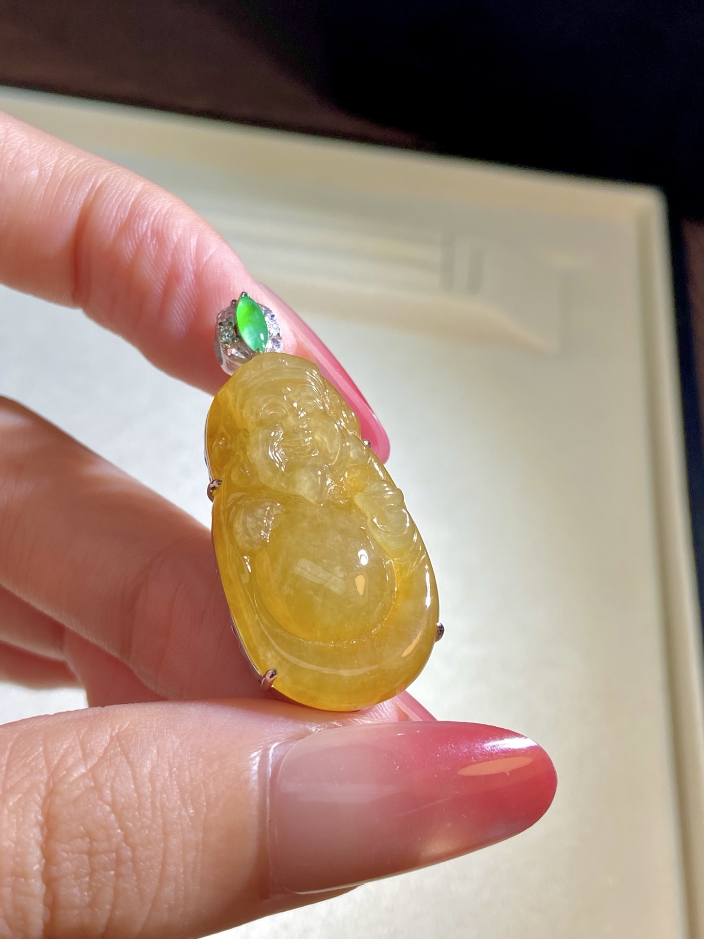 冰种黄翡财神吊坠，黄翡招财一绝，简约，上身巨显白又显气质：39.3-18.1-9.6，裸石：32.4