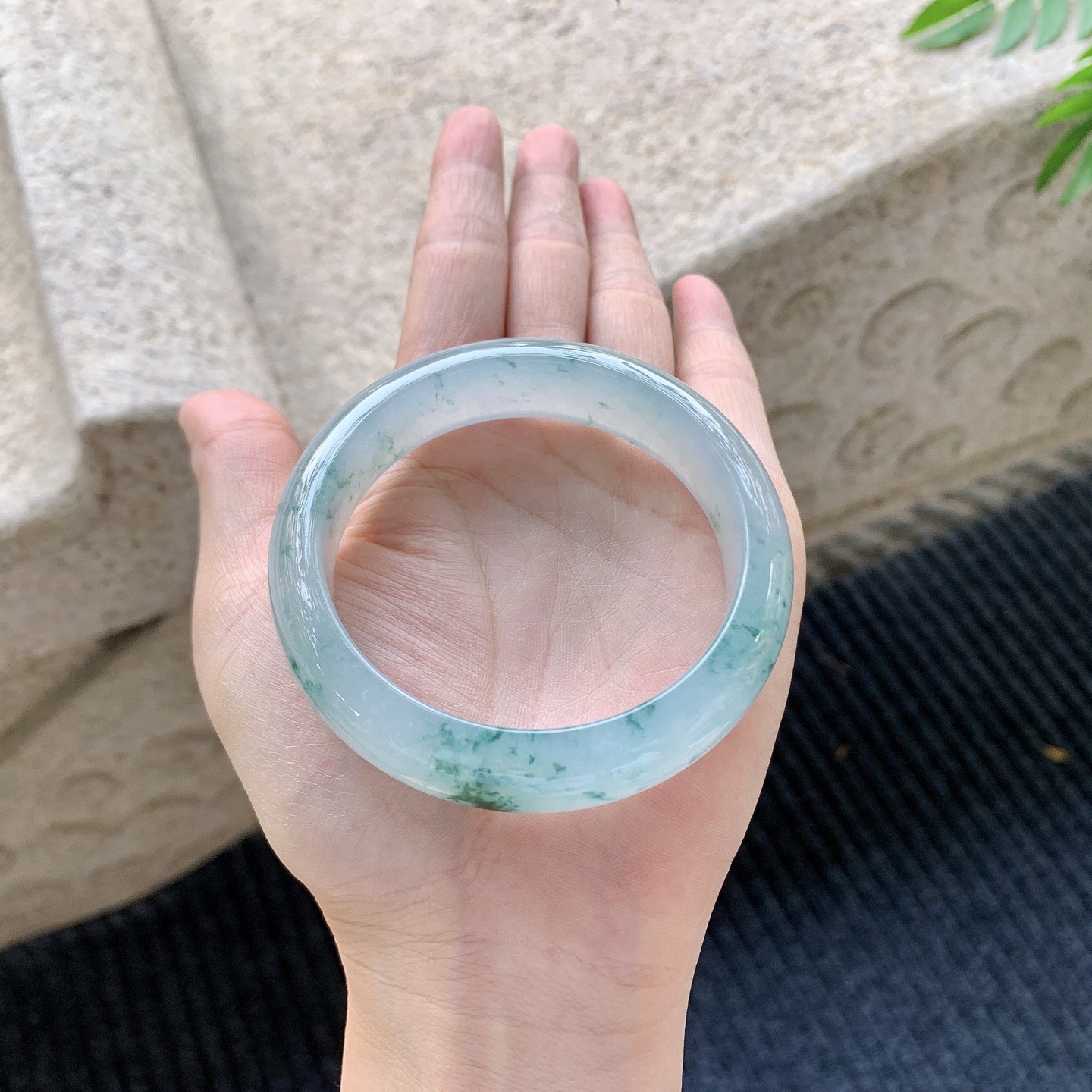 正圈 55 55【圈口】55.7/14.7/8.3【编码】T1070555【描述】糯冰飘花，水润，种老，细腻，打灯有棉线