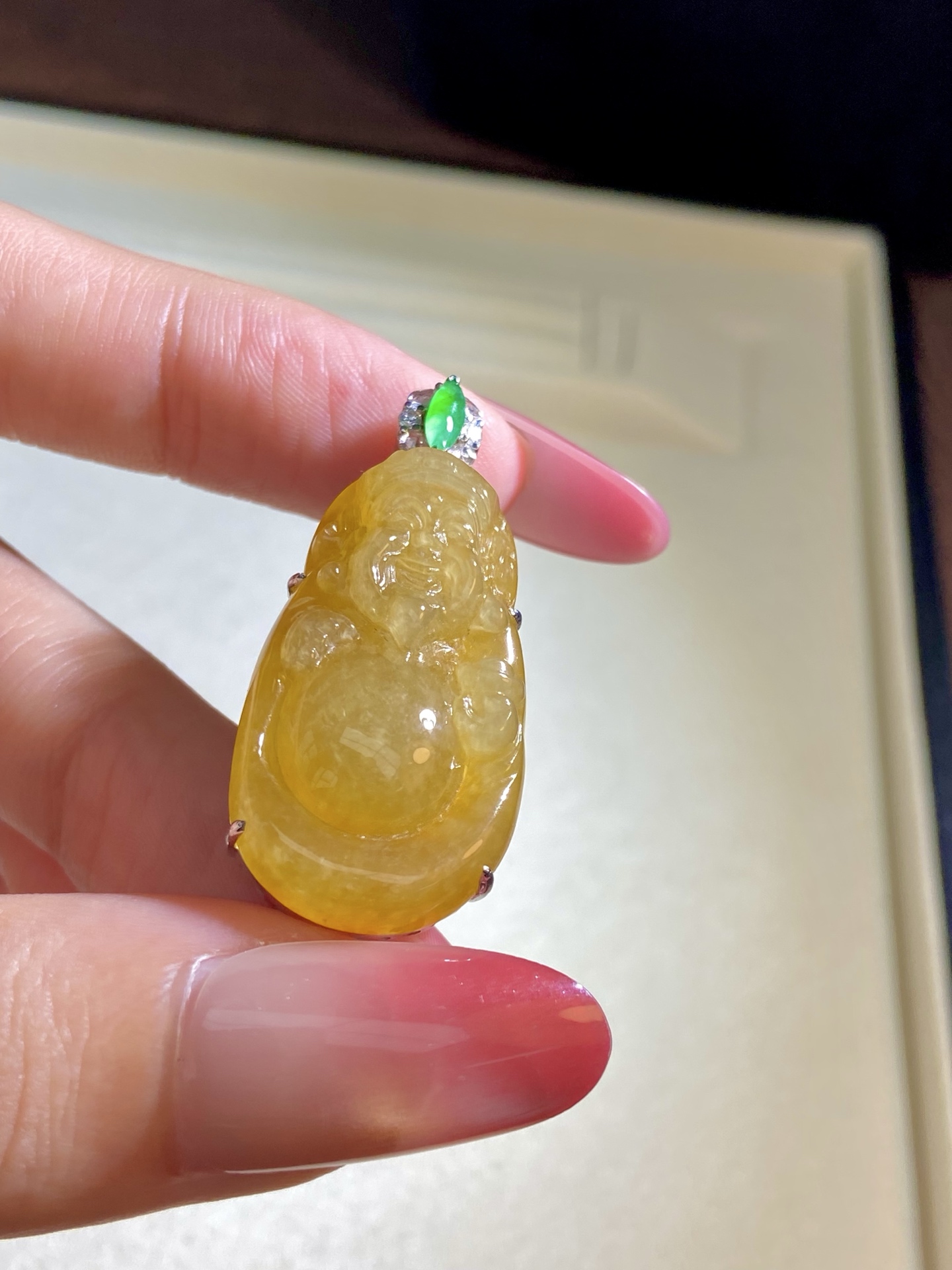 冰种黄翡财神吊坠，黄翡招财一绝，简约，上身巨显白又显气质：39.3-18.1-9.6，裸石：32.4-18.1-8mm，无裂