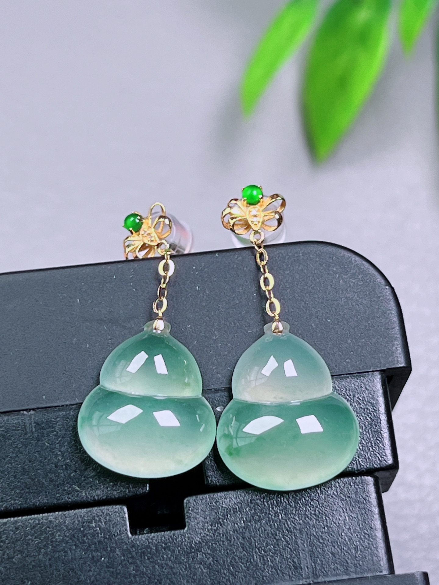 葫芦耳坠，玉质精致，冰透水润，起荧光，尺寸：15.5-12-4.8--14.8-11.6-4.7