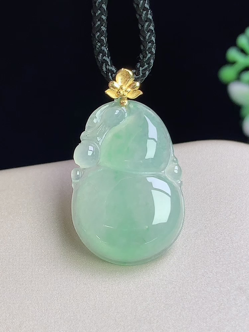 18k飘绿葫芦，无裂，尺寸21.3*14.3*3.7mm，Q06yxa