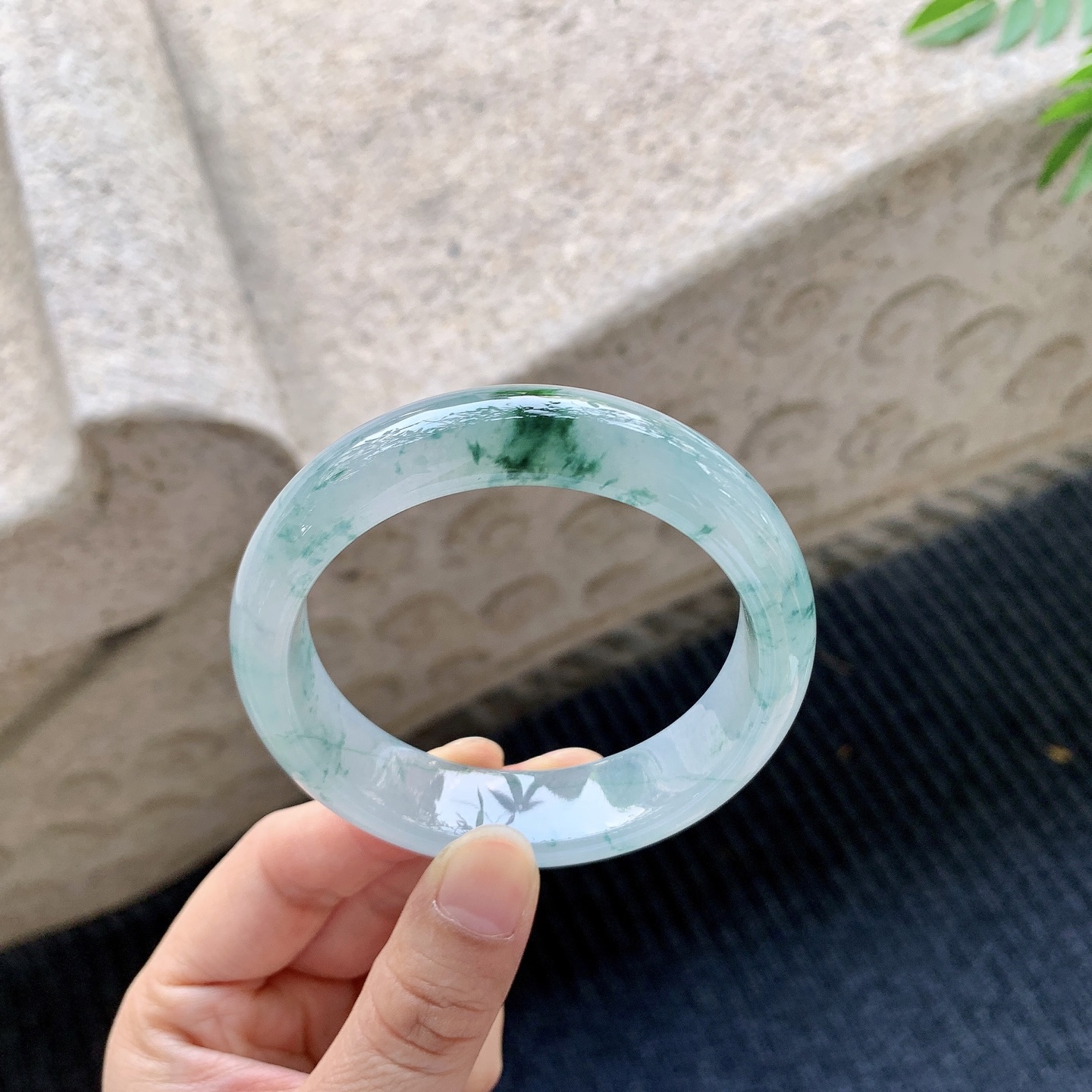 正圈 55 55【圈口】55.7/14.7/8.3【编码】T1070555【描述】糯冰飘花，水润，种老，细腻，打灯有棉线