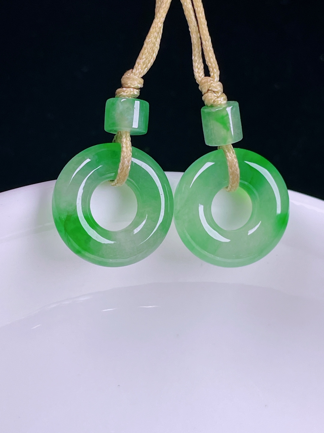 ️冰绿耳坠，老种起光 ，细底通透，尺寸：12.6/3.4mm0706