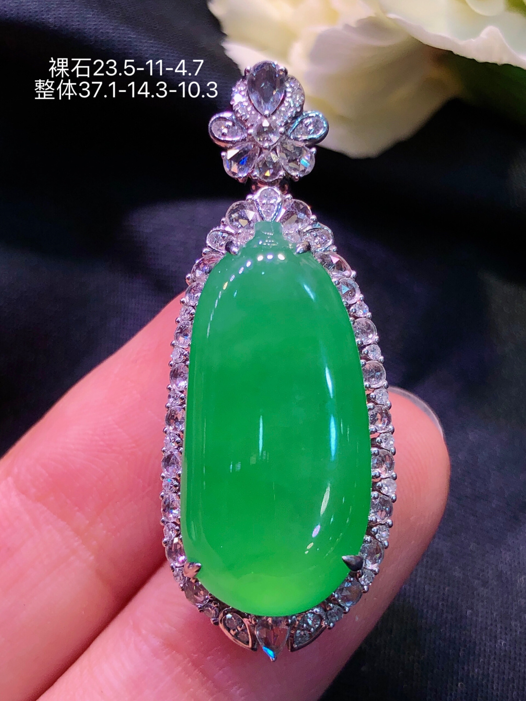 18K金镶 阳绿福瓜吊坠 无裂 水润色艳 品相饱满 配送银链苹果拍摄，实物更好看，23.5-11-4