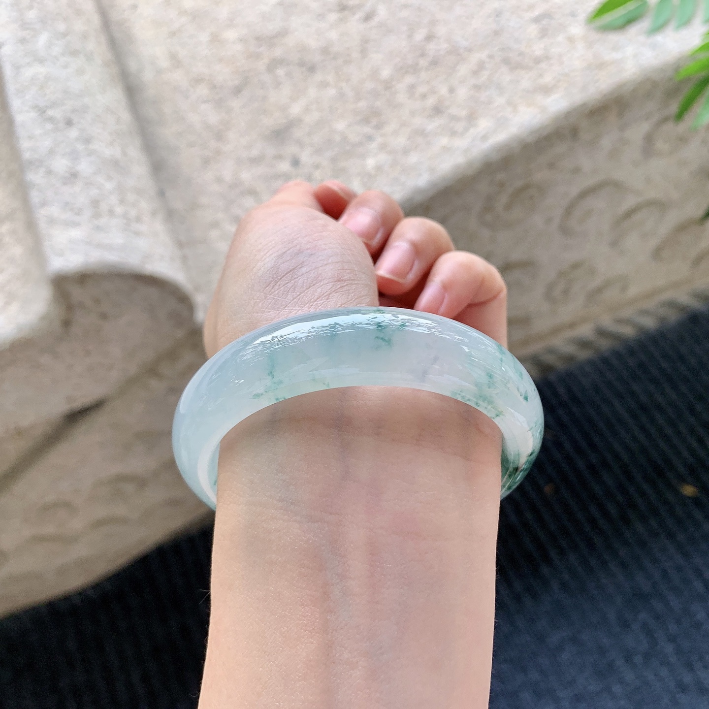 正圈 55 55【圈口】55.7/14.7/8.3【编码】T1070555【描述】糯冰飘花，水润，种老，细腻，打灯有棉线