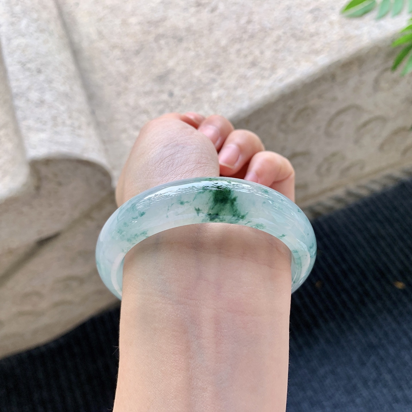 正圈 55 55【圈口】55.7/14.7/8.3【编码】T1070555【描述】糯冰飘花，水润，种老，细腻，打灯有棉线