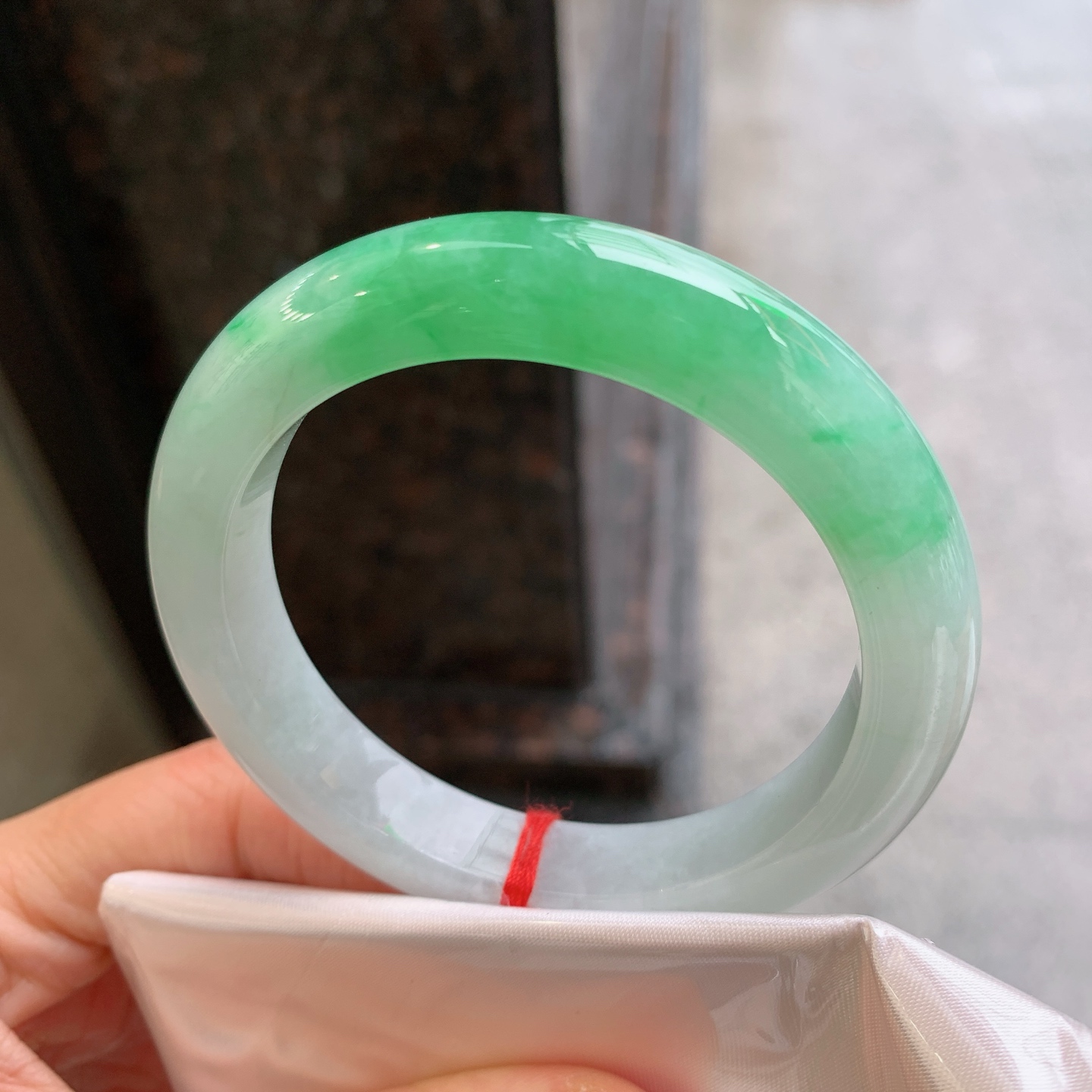 正圈飘绿 表皮微瑕疵微扣 尺寸：53.8/11.2/9.5 色好
