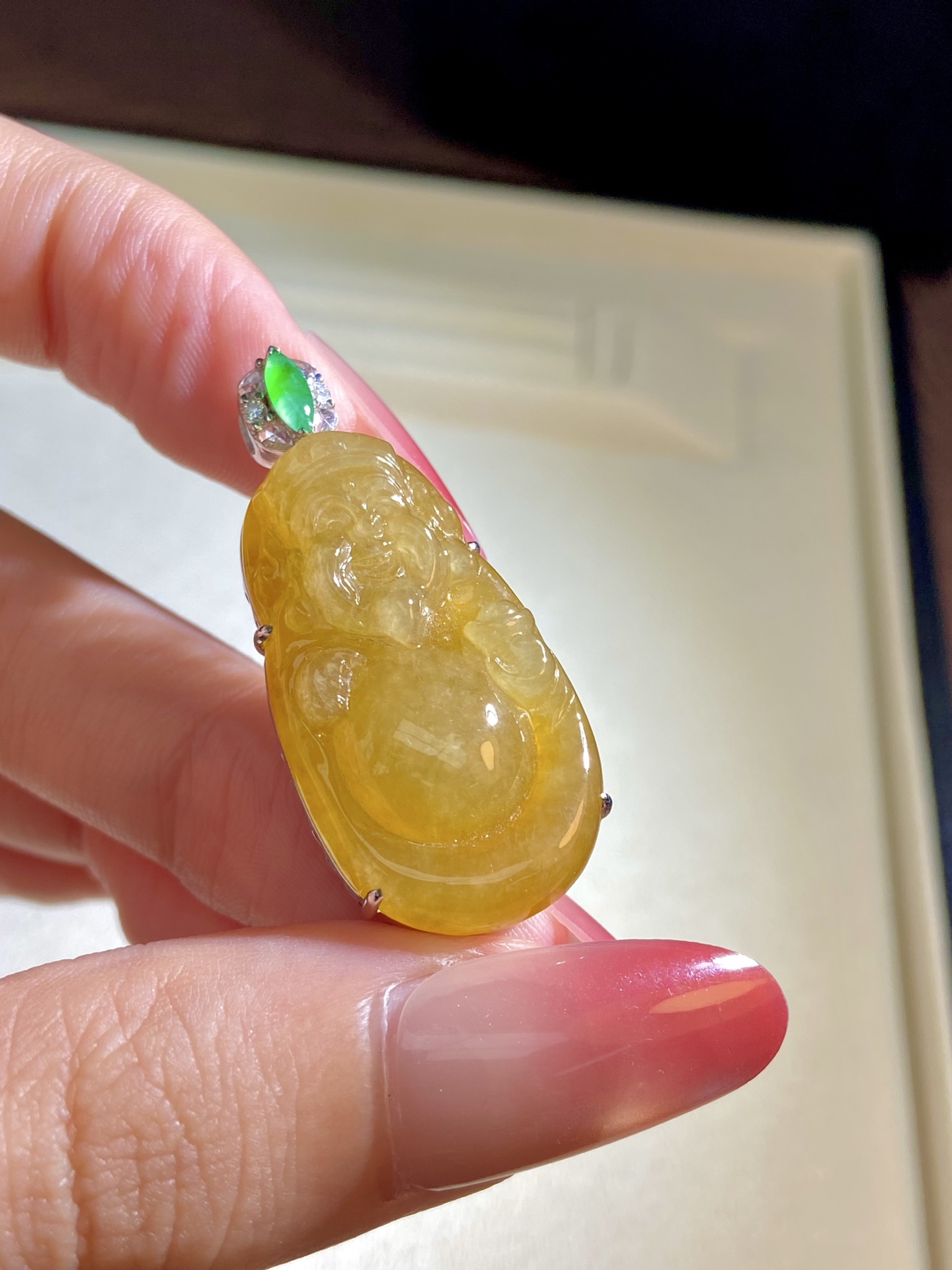 冰种黄翡财神吊坠，黄翡招财一绝，简约，上身巨显白又显气质：39.3-18.1-9.6，裸石：32.4-18.1-8mm，无裂