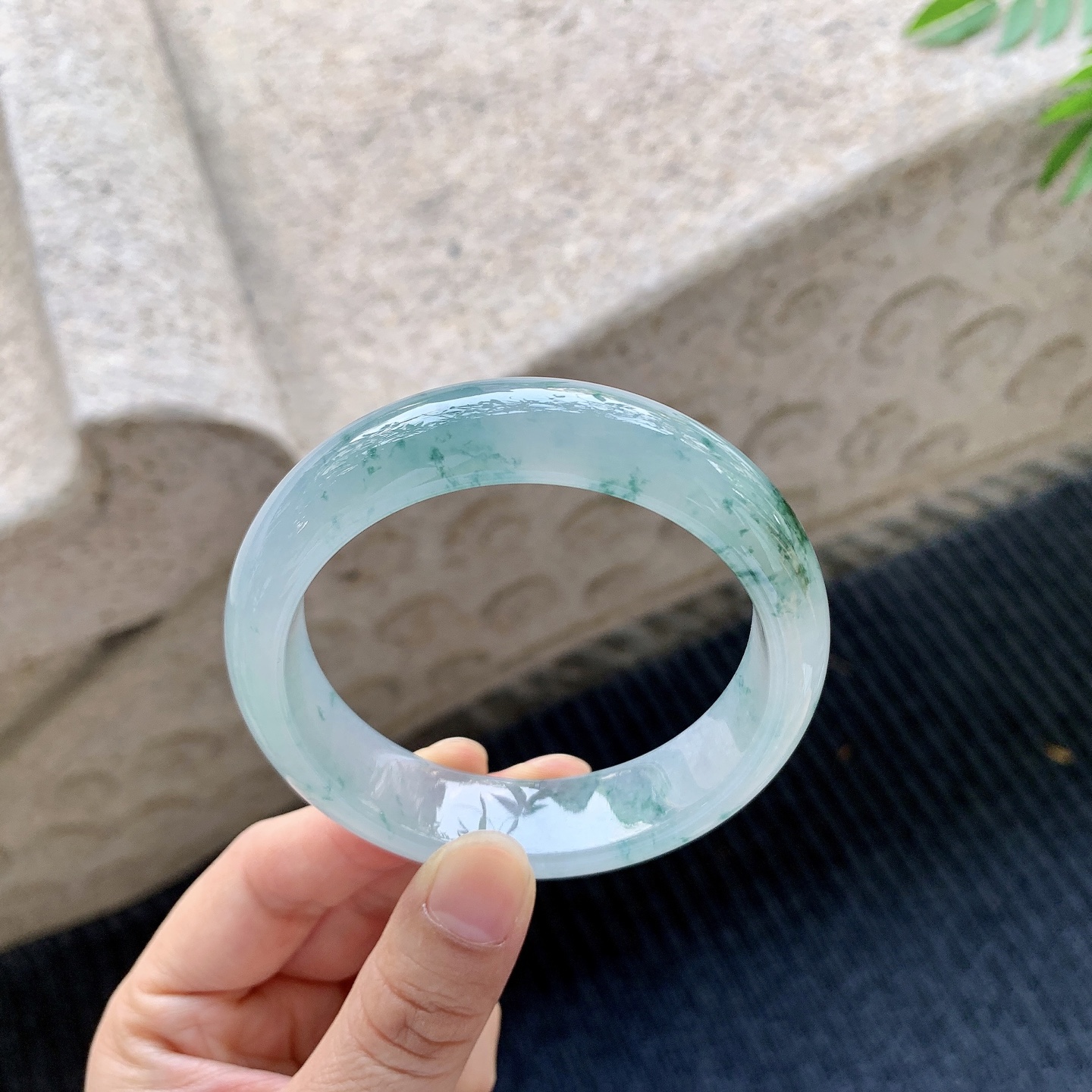 正圈 55 55【圈口】55.7/14.7/8.3【编码】T1070555【描述】糯冰飘花，水润，种老，细腻，打灯有棉线