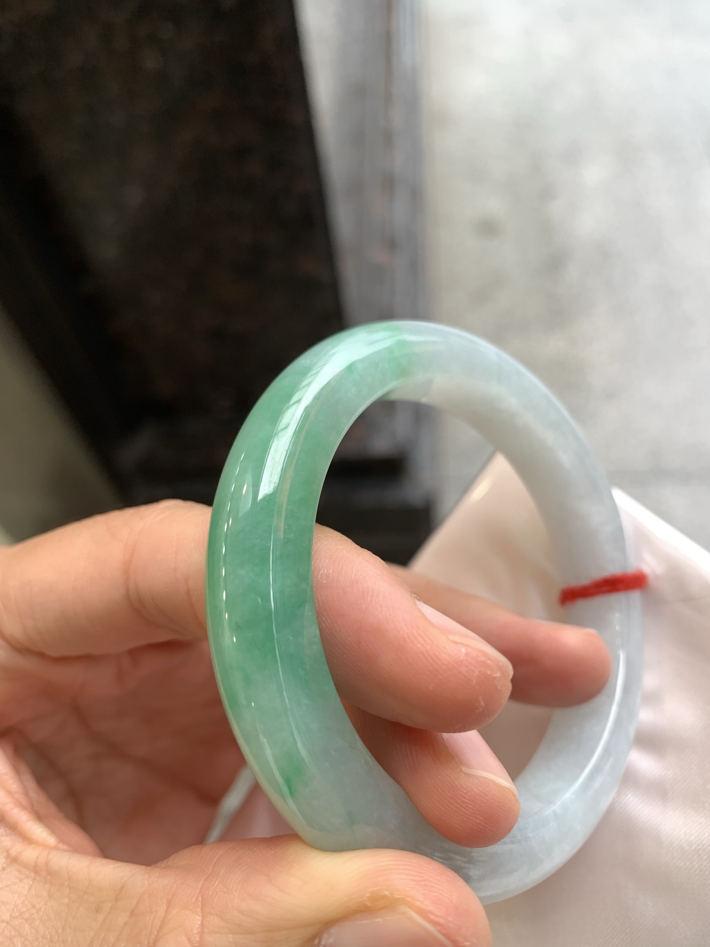 正圈飘绿 表皮微瑕疵微扣 尺寸：53.8/11.2/9.5 色好