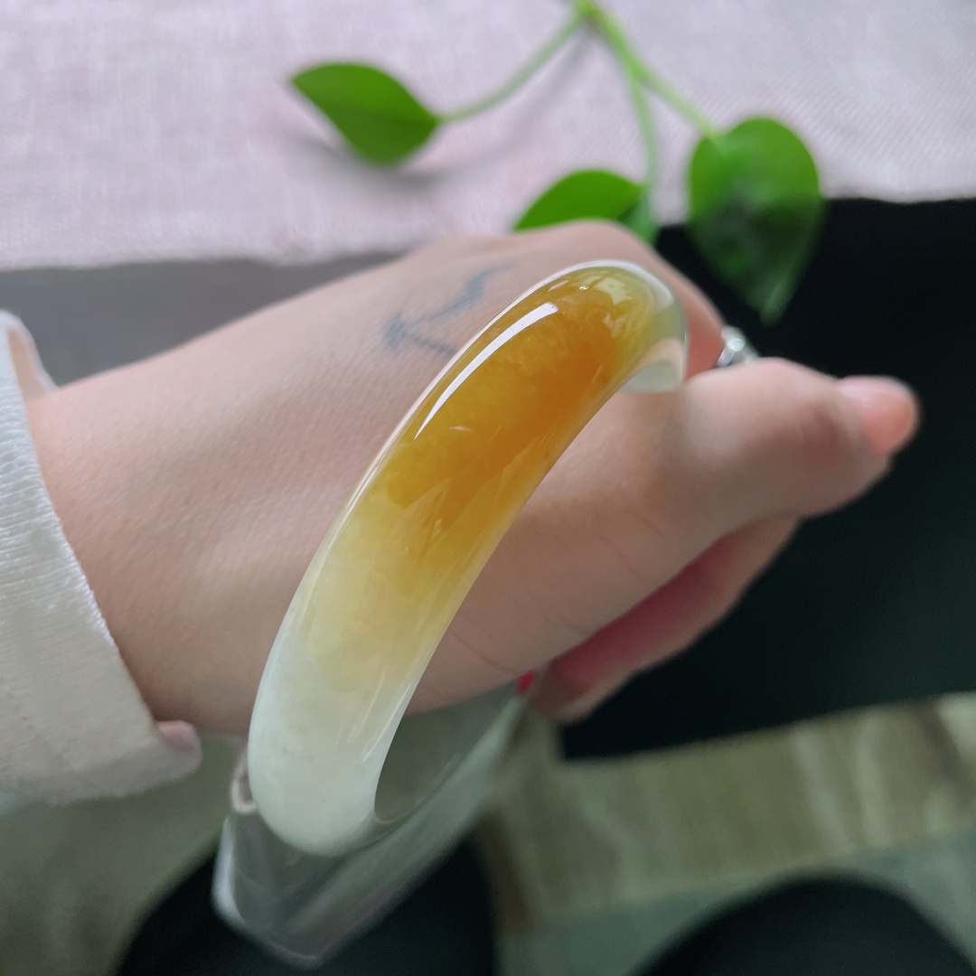 55/12.2/7.6黄翡正圈，水润细腻，东方霞色，伴你阅尽千帆，依旧温润如初，无裂，ss50652a