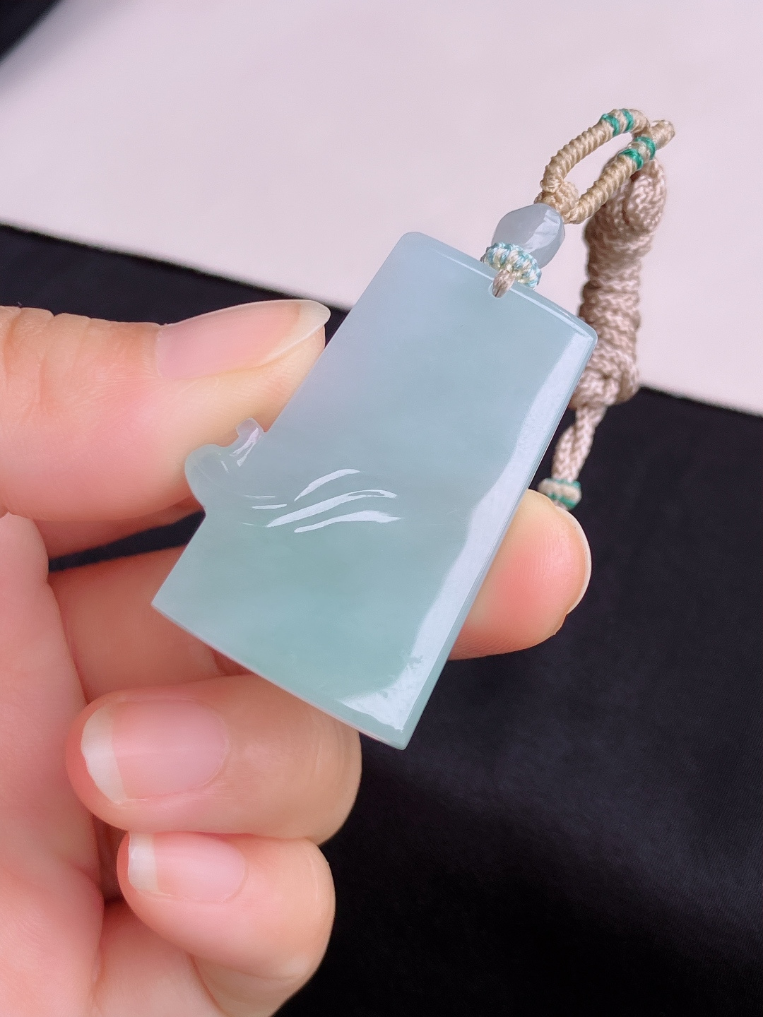 底色平安牌，简约时尚，尺寸43.6/28.8/5.3/自然光实拍