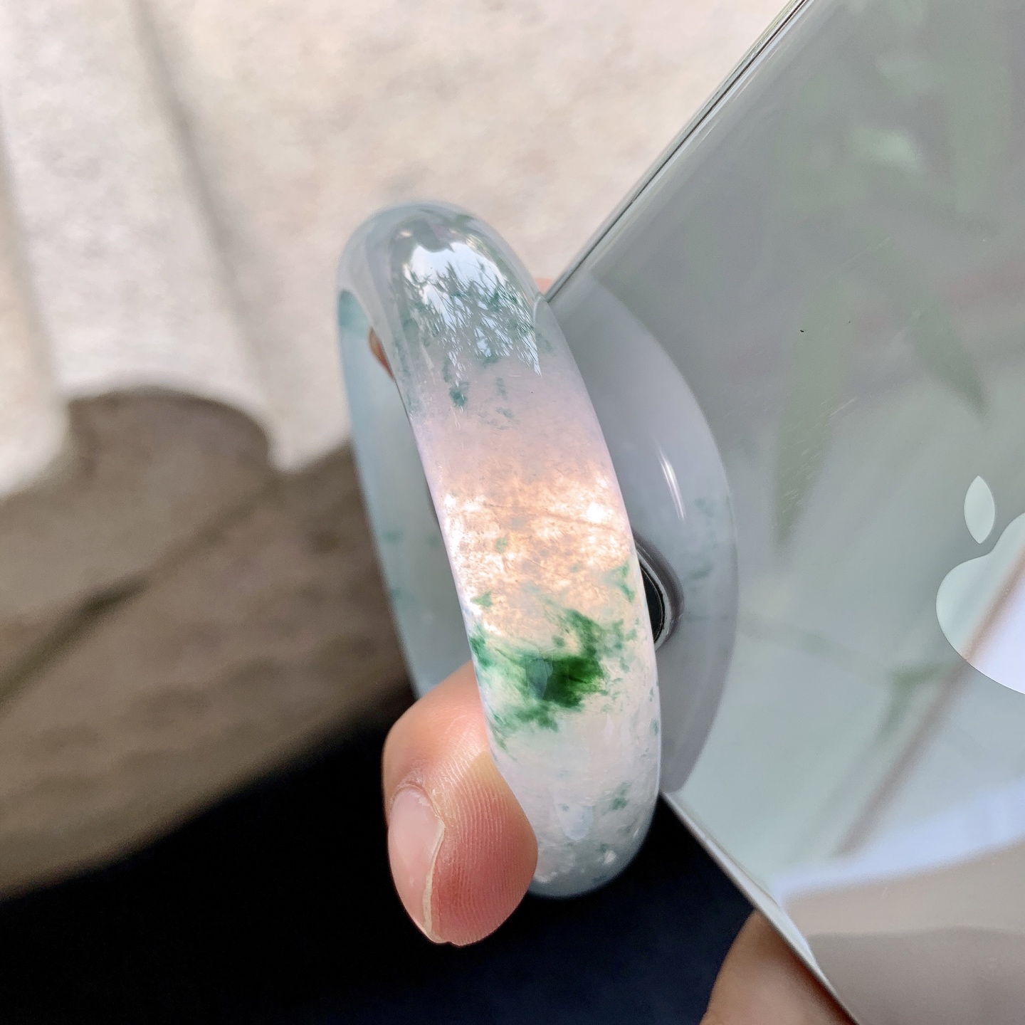 正圈 55 55【圈口】55.7/14.7/8.3【编码】T1070555【描述】糯冰飘花，水润，种老，细腻，打灯有棉线