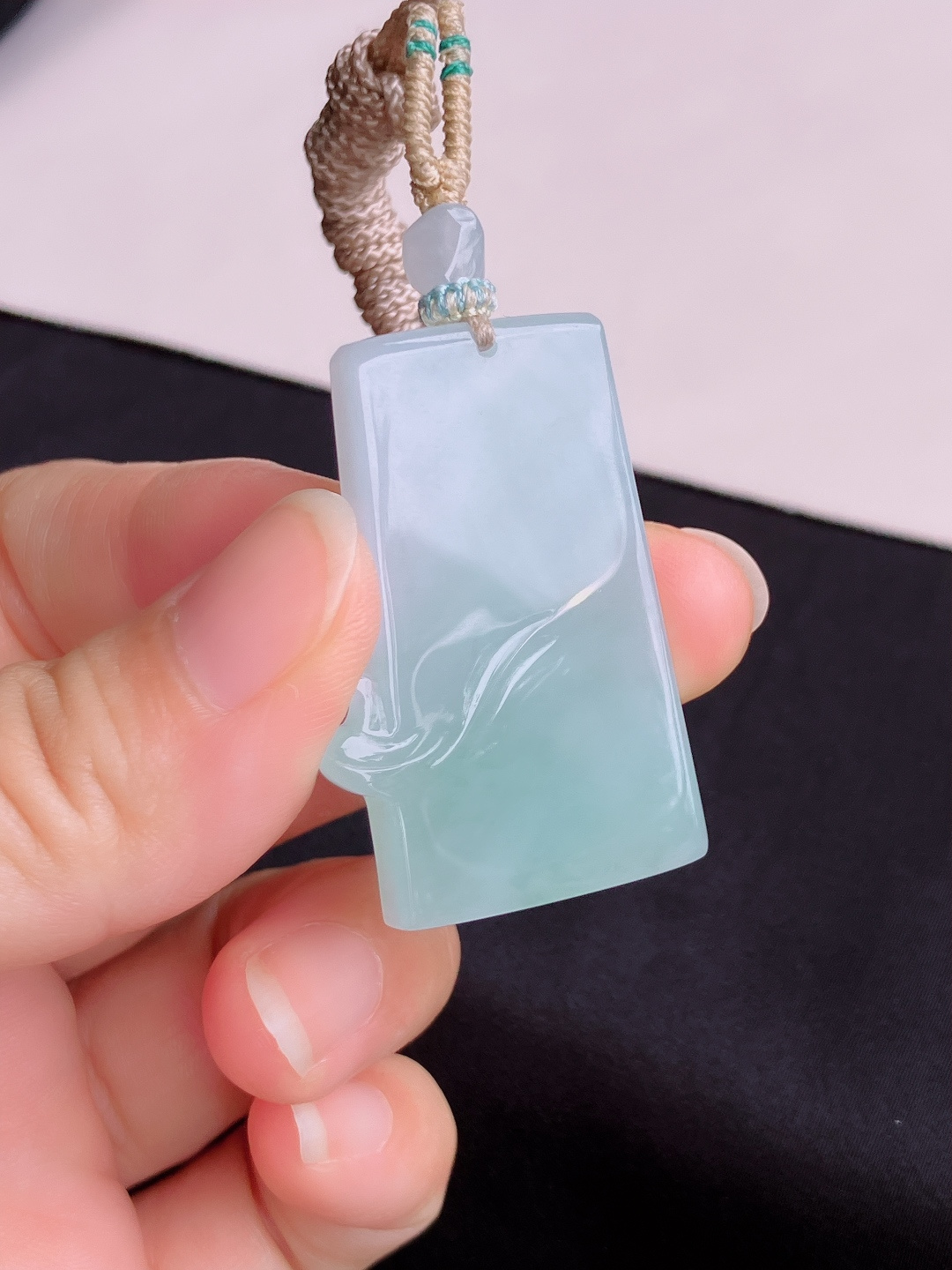 底色平安牌，简约时尚，尺寸43.6/28.8/5.3/自然光实拍