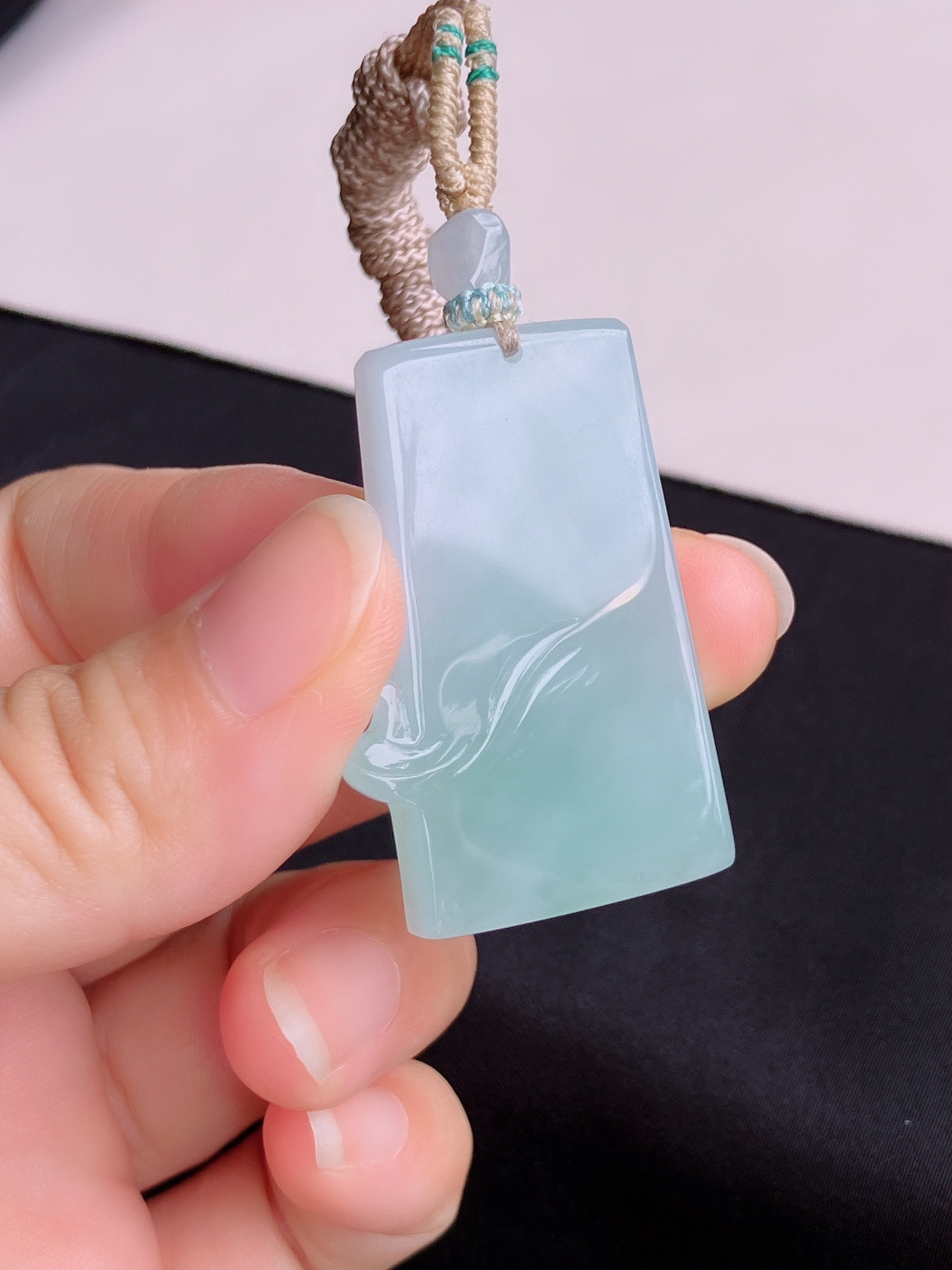 底色平安牌，简约时尚，尺寸43.6/28.8/5.3/自然光实拍