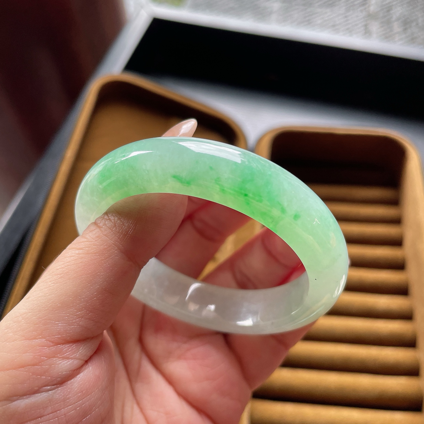 手镯正圈52 53圈口52.3-12.8-8.2编码0707QH29描述冰种飘绿，晶莹剔透，水润，种老，无裂