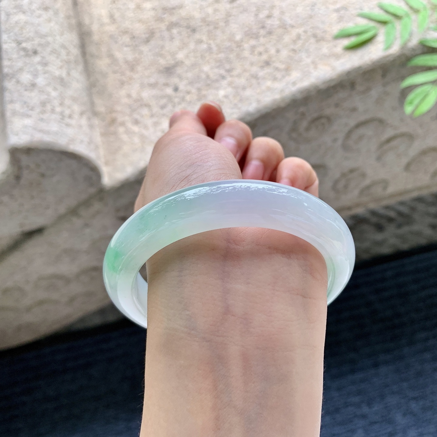 正圈59 60【圈口】60/13/9.8【编码】DZ070806【描述】细糯飘绿，水润，种老，细腻，无裂