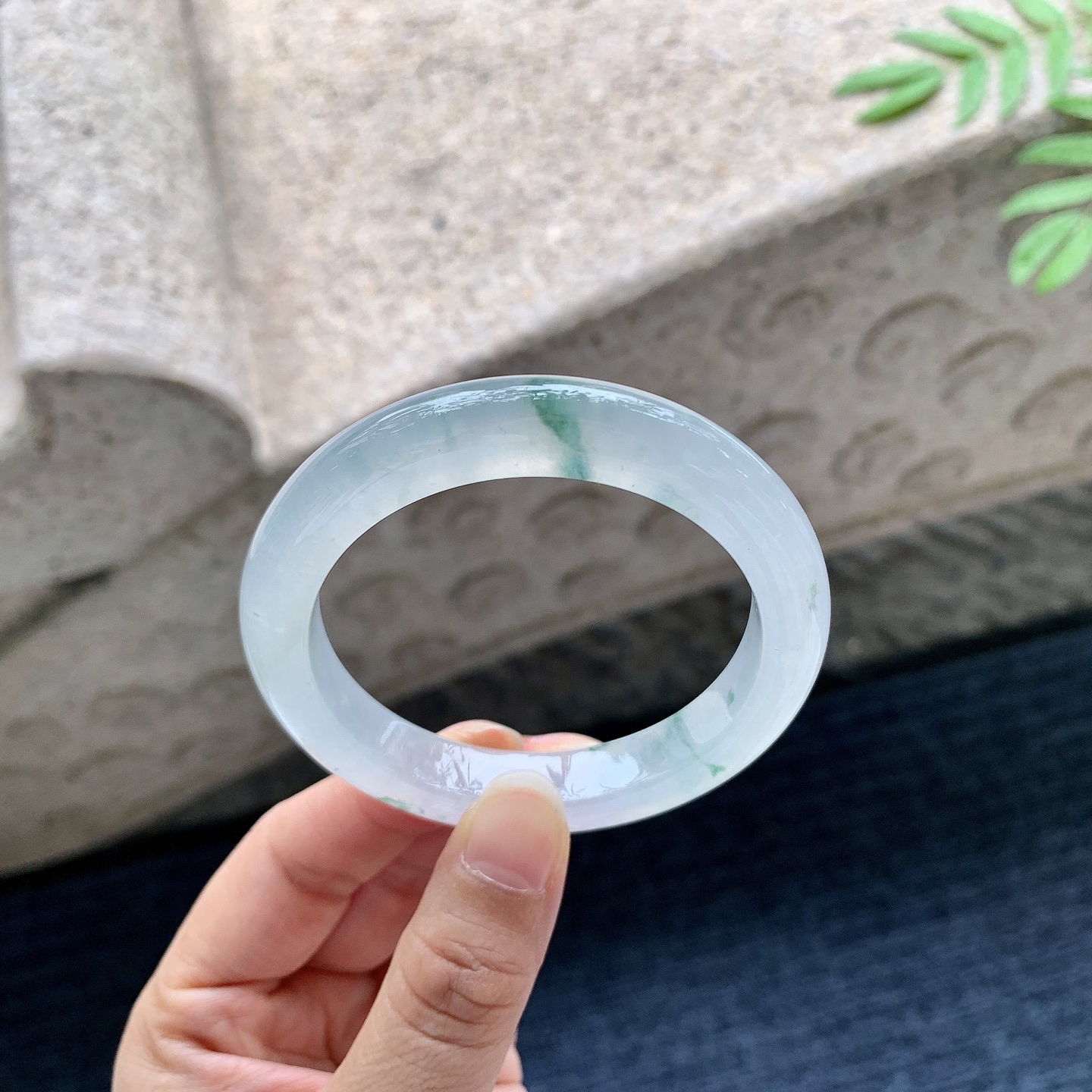正圈 圈口52.2/10.1/8.6 编码DZ070807 描述冰糯飘花，清透，水润，种老，细腻，打灯有絮线