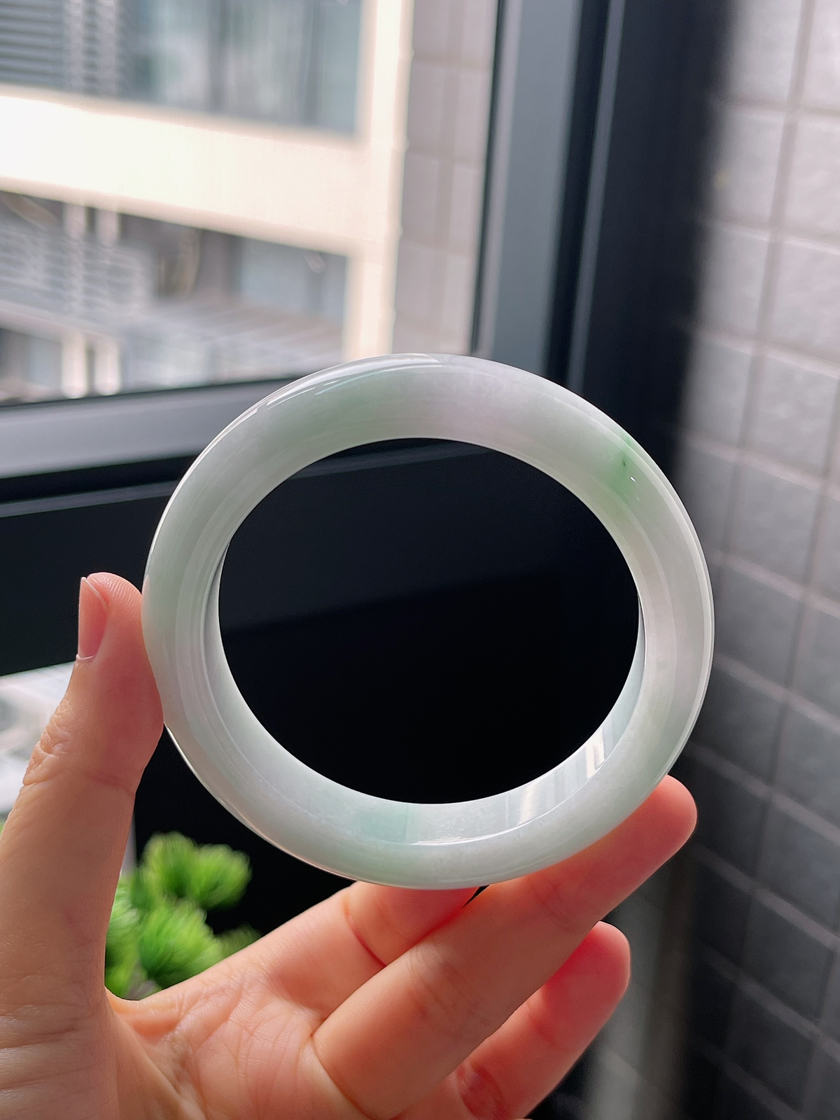 圈口57.2，糯化种飘花飘绿翡翠正圈手镯