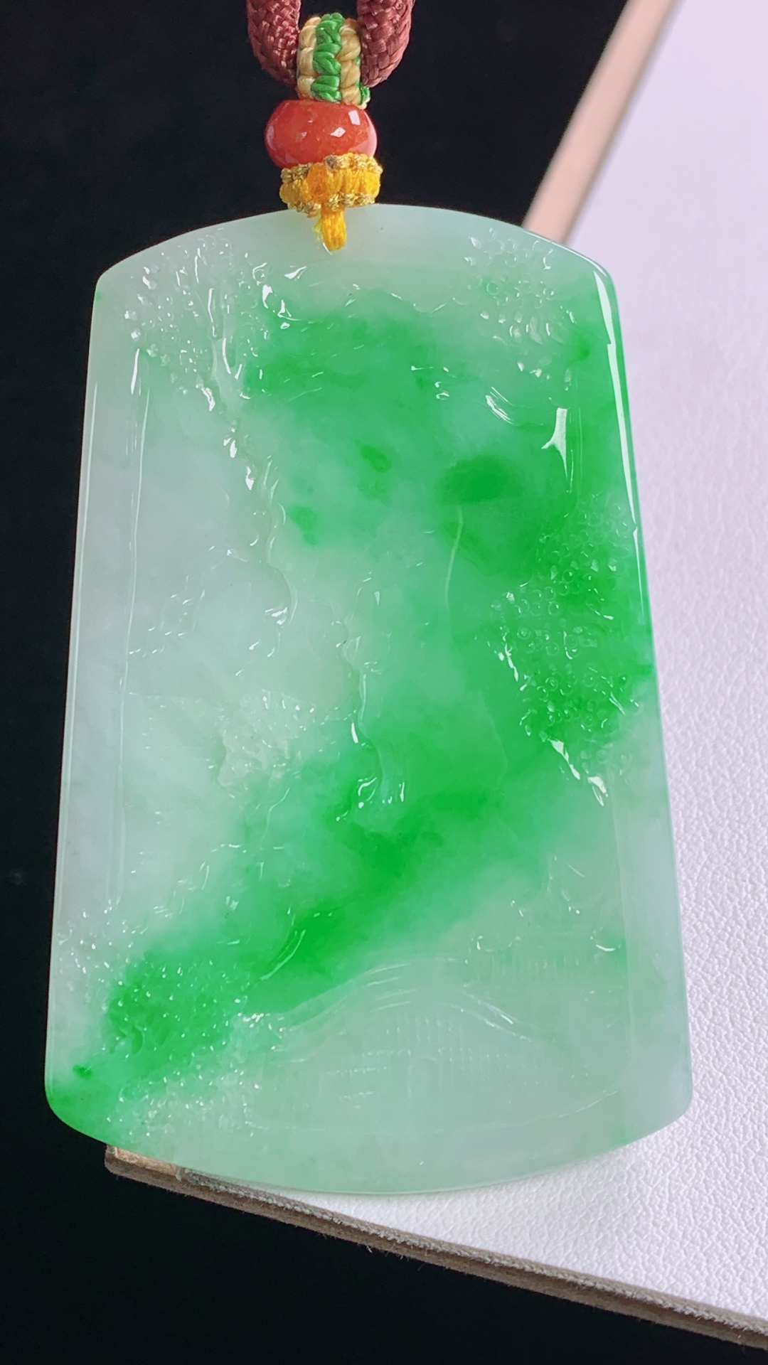 ️阳绿山水牌 色泽艳丽，雕工精湛，无裂 尺寸:61.2-40.4-5.8mm 2