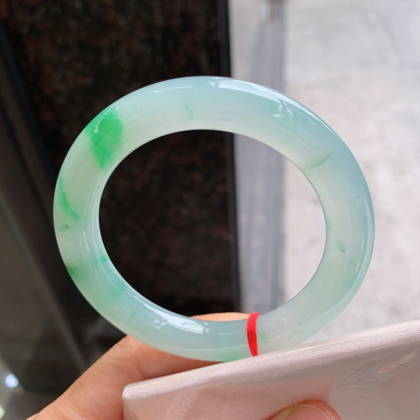 圆条飘绿 表皮微瑕疵微扣 尺寸：54/9.3/10.2 细腻