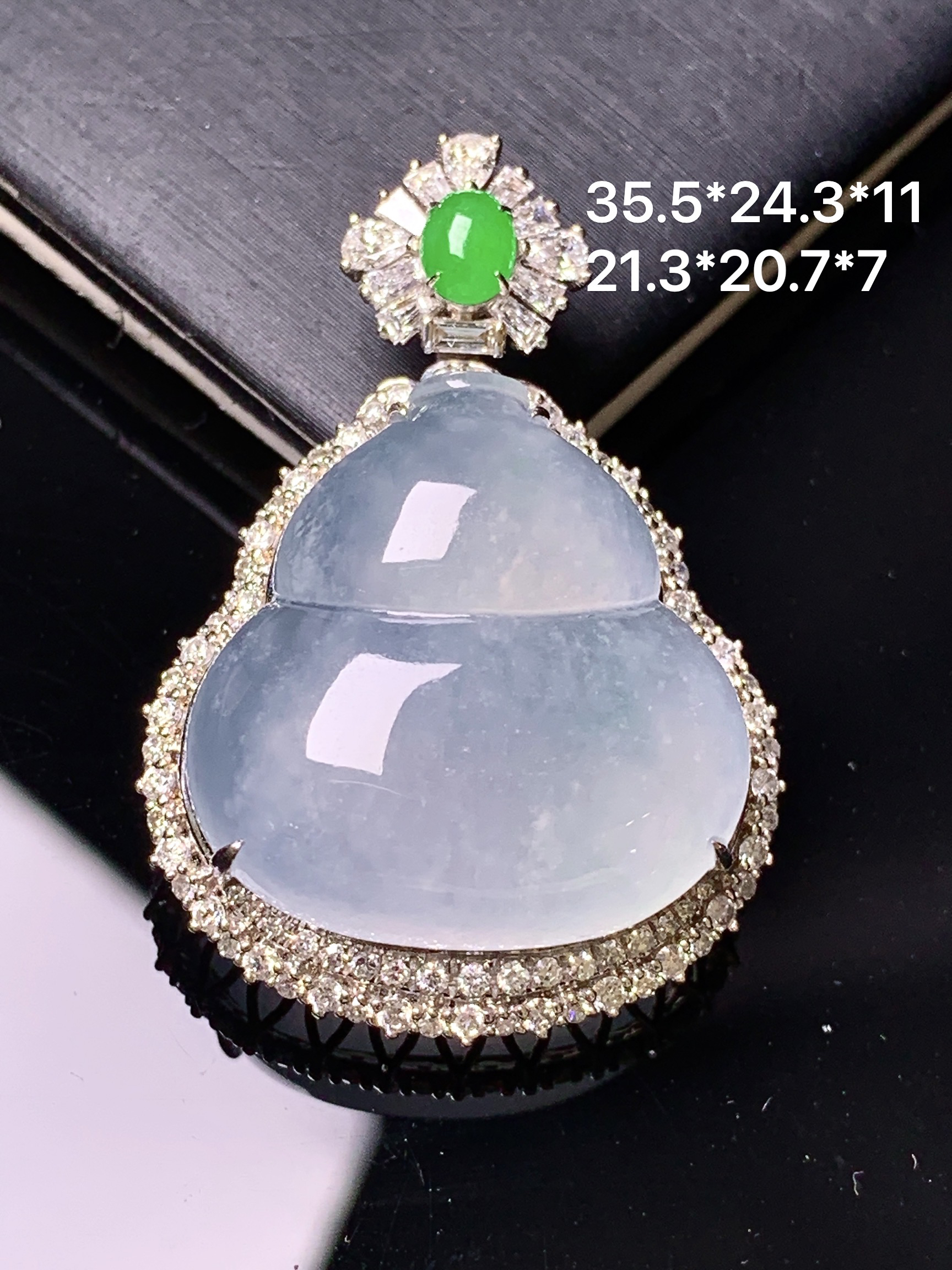 18k金钻镶嵌冰种葫芦吊坠 玉质细腻 色泽艳丽清新 整体尺寸35.5*24.3*11 k1