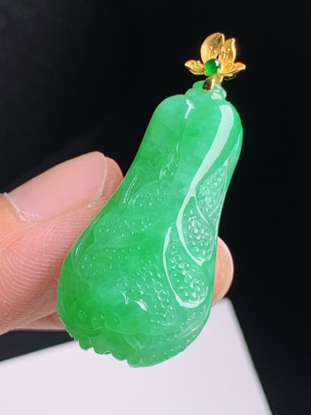冰阳绿白菜吊坠，通体辣绿雕工细腻，莲花镶头百财聚来
