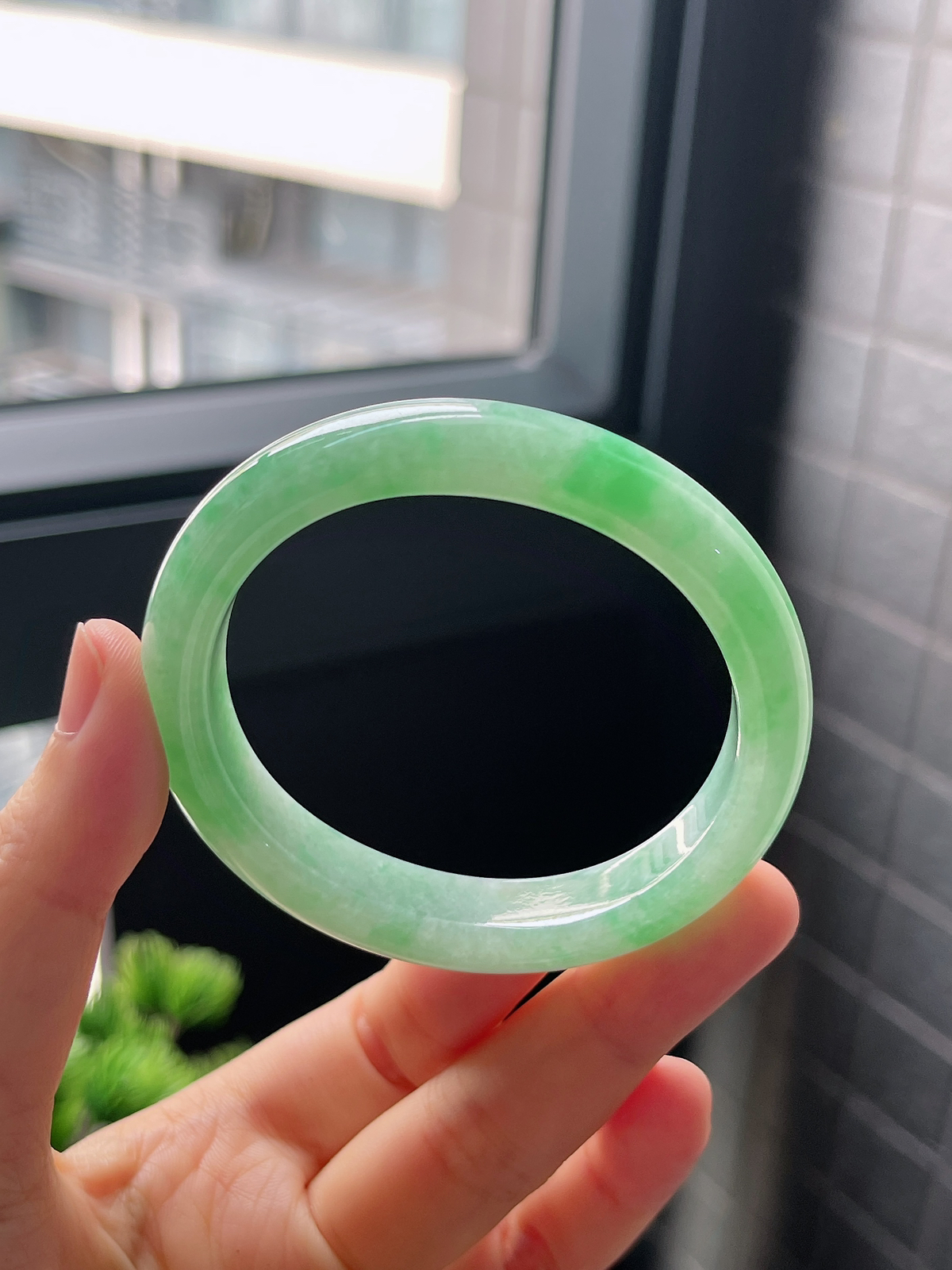贵妃圈口51.6，糯化种满绿飘花翡翠手镯