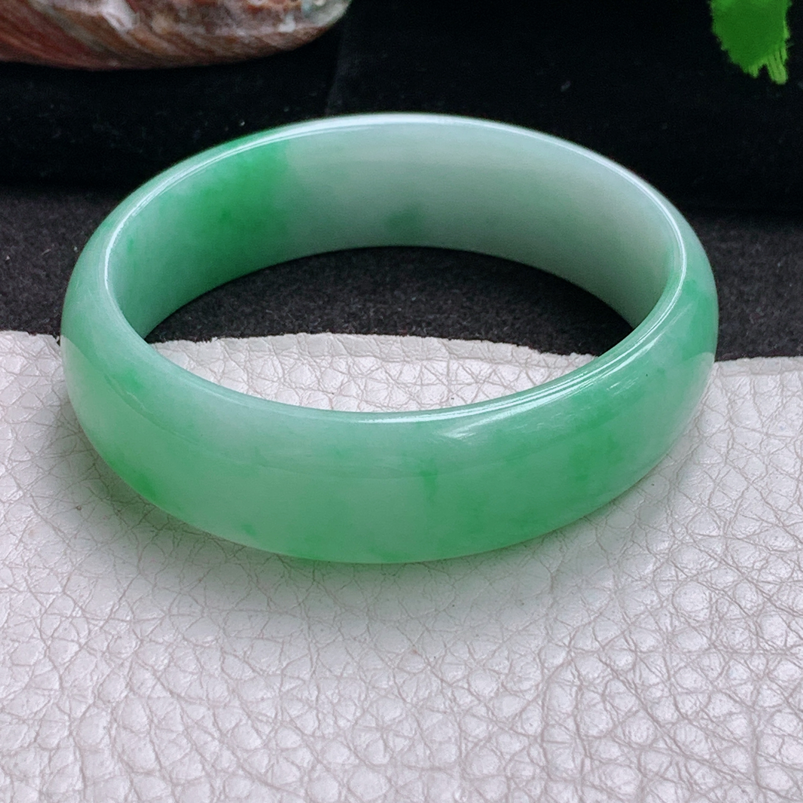 ay实拍53*47.5*15*5.6轮胎贵妃镯 缅甸翡翠a货玉手镯水润飘绿蛋形玉手环