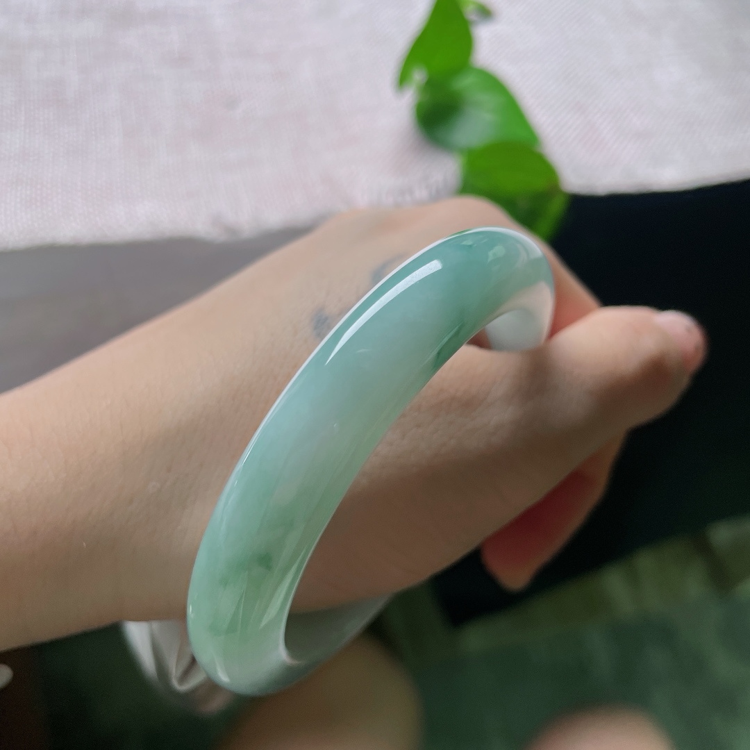 飘花正圈，有纹，水润细腻，飘花集中分布于镯身一侧，花色虚实相间，形态自然写意，没有杂乱杂色，层次感鲜明。ss55675a
