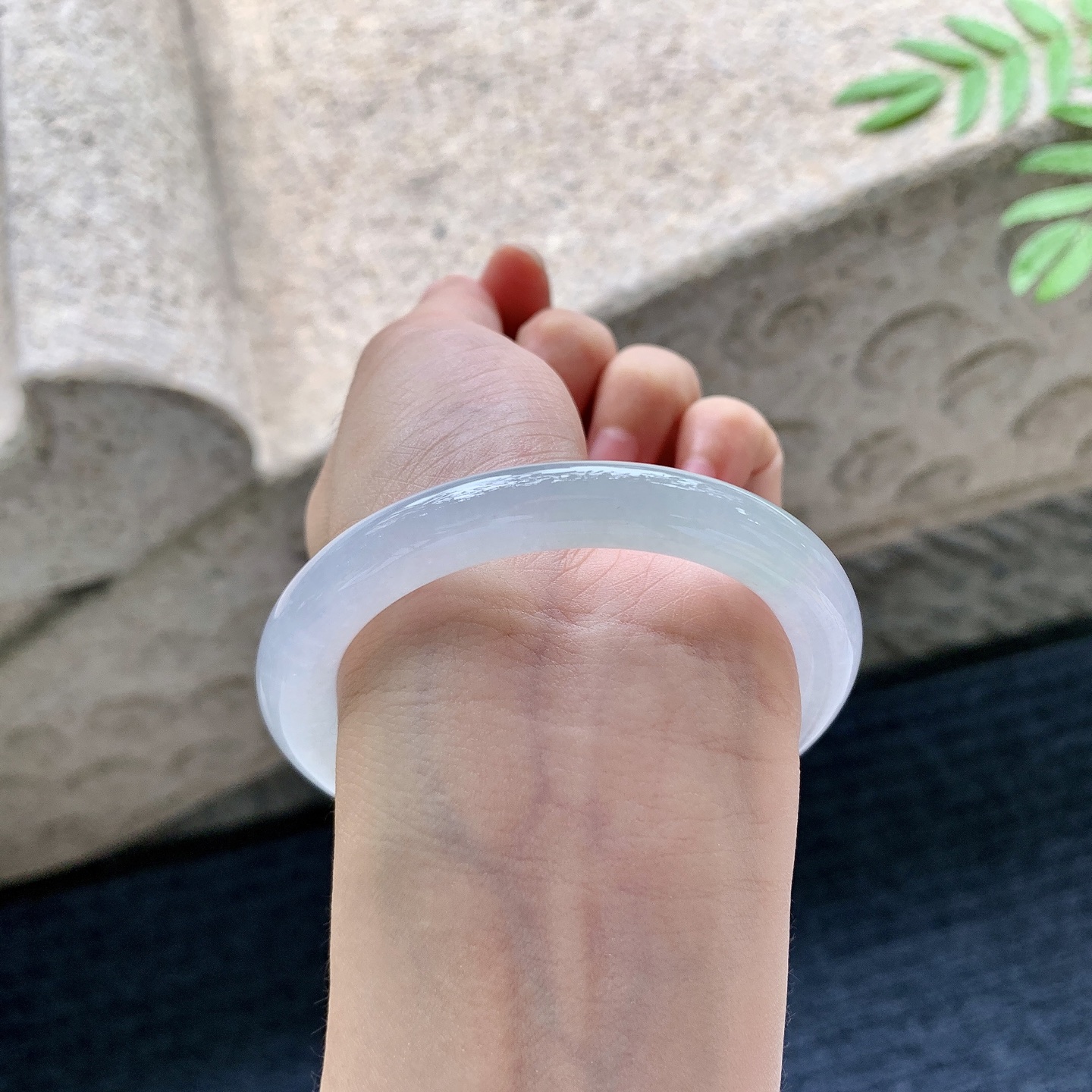 圆条53 54【圈口】54.6/8.6/9.1【编码】B2070838【描述】糯冰淡春彩，水润，种老，细腻，打灯有棉线