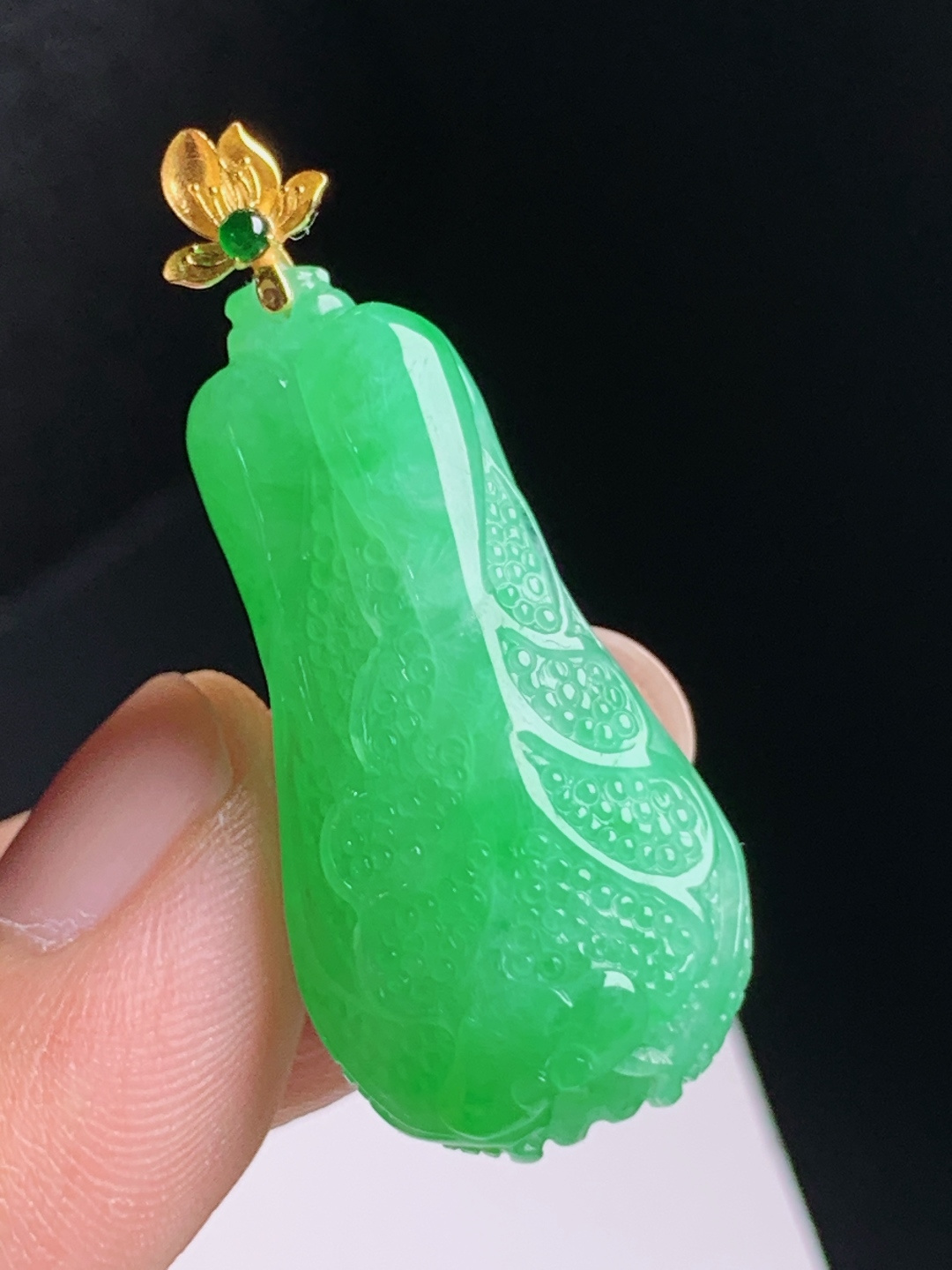冰阳绿白菜吊坠，通体辣绿雕工细腻，莲花镶头百财聚来