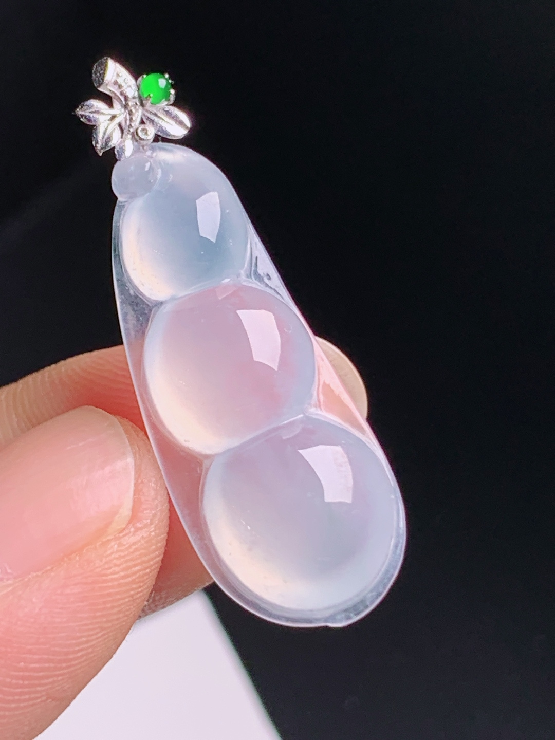 福豆吊坠，胶润通透自带柔光，三豆连枝寓意四季顺遂