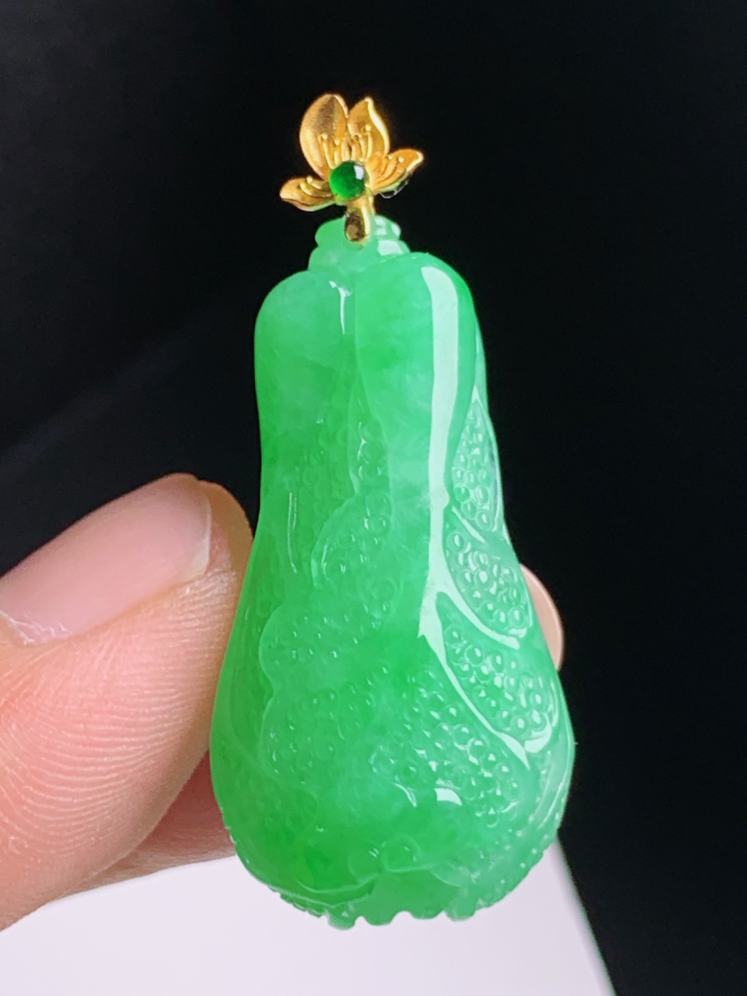 冰阳绿白菜吊坠，通体辣绿雕工细腻，莲花镶头百财聚来