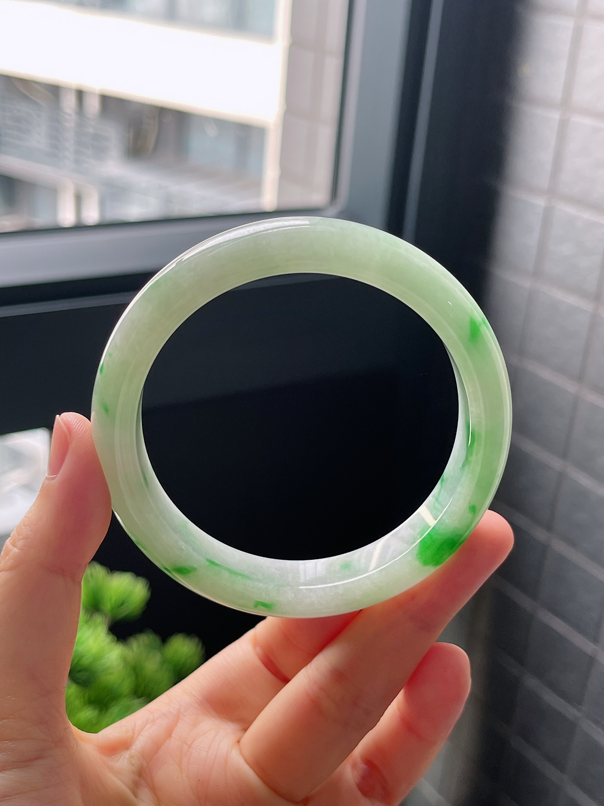 圈口58.3，糯化种飘阳绿翡翠正圈手镯