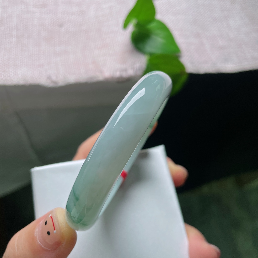 53.7/11.5/8.3，飘花正圈，有裂，质地细腻莹润，几缕灵动的飘绿丝丝萦绕镯身，增添了飘逸气韵，上手沉静又温婉。ss55667a