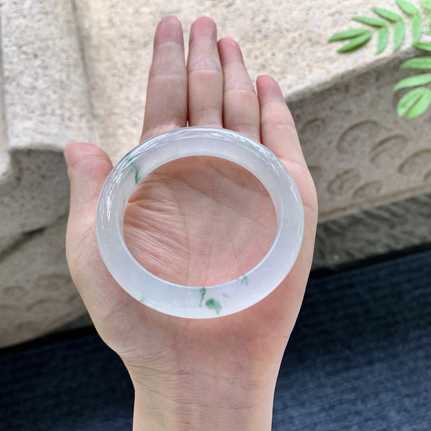 正圈 圈口52.2/10.1/8.6 编码DZ070807 描述冰糯飘花，清透，水润，种老，细腻，打